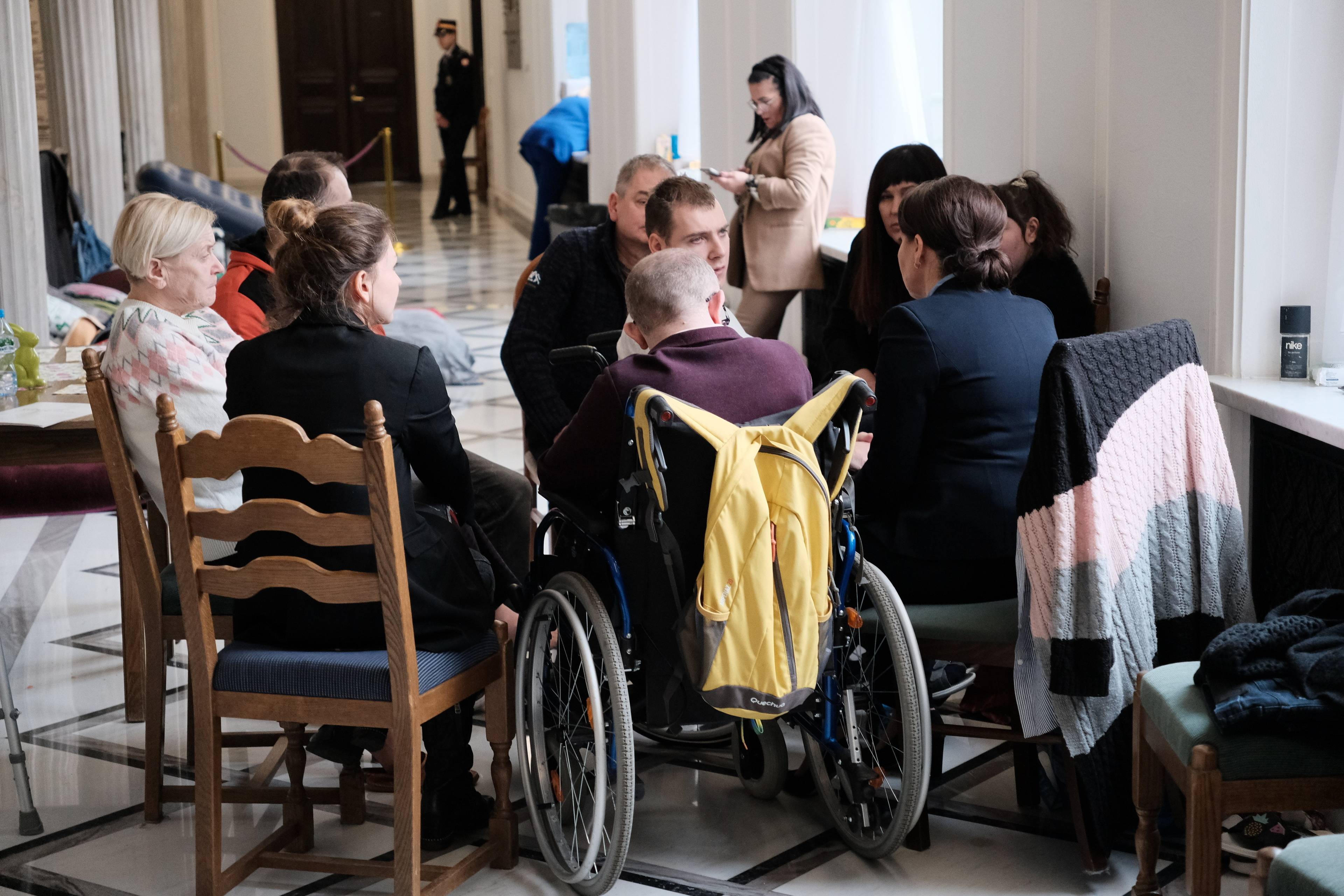 Osoby z niepełnosprawnościami na korytarzu sejmowym