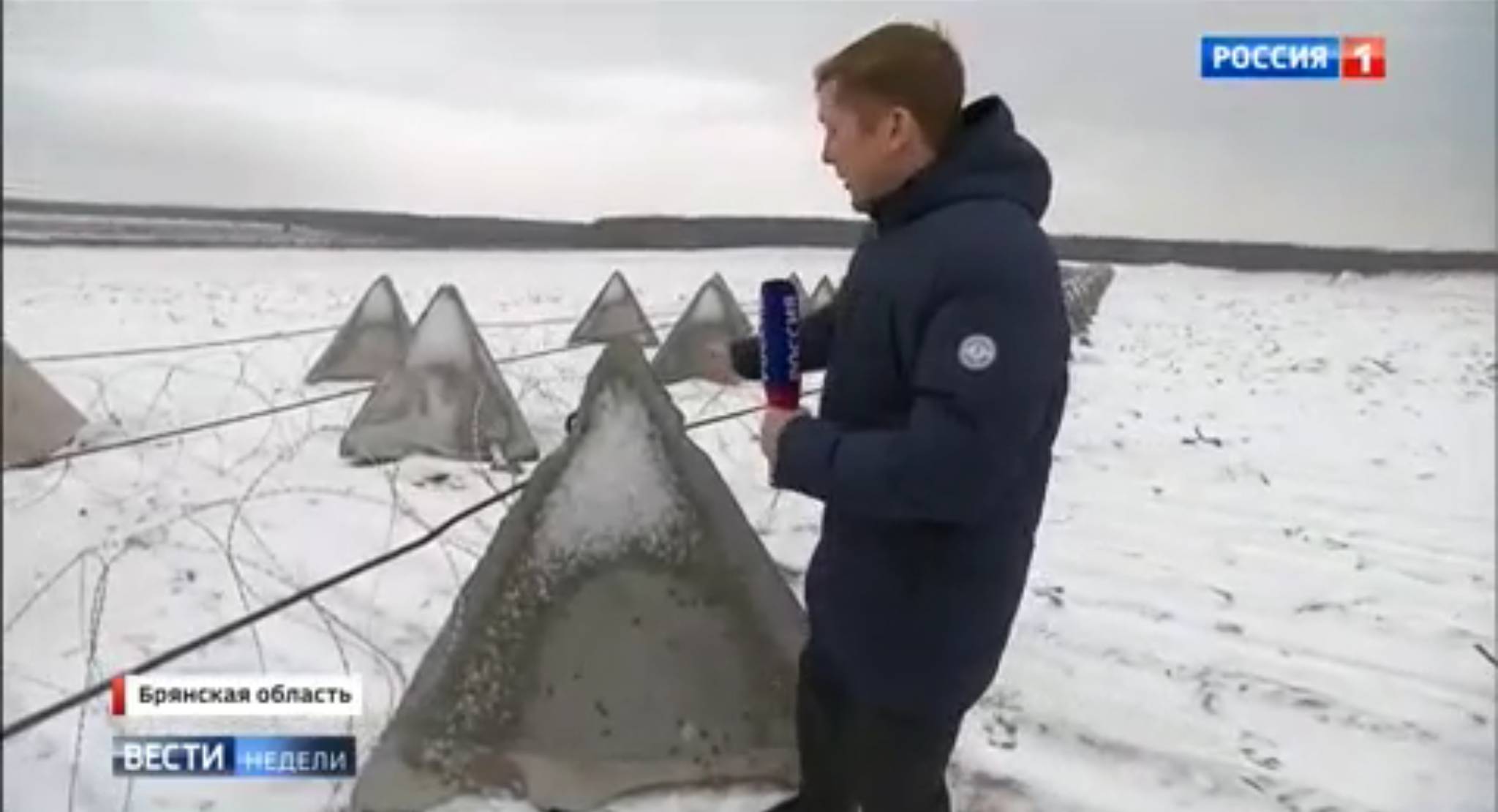 Reporter Wiesti pokazuje betonowe zapory w kształcie ostrosłupów