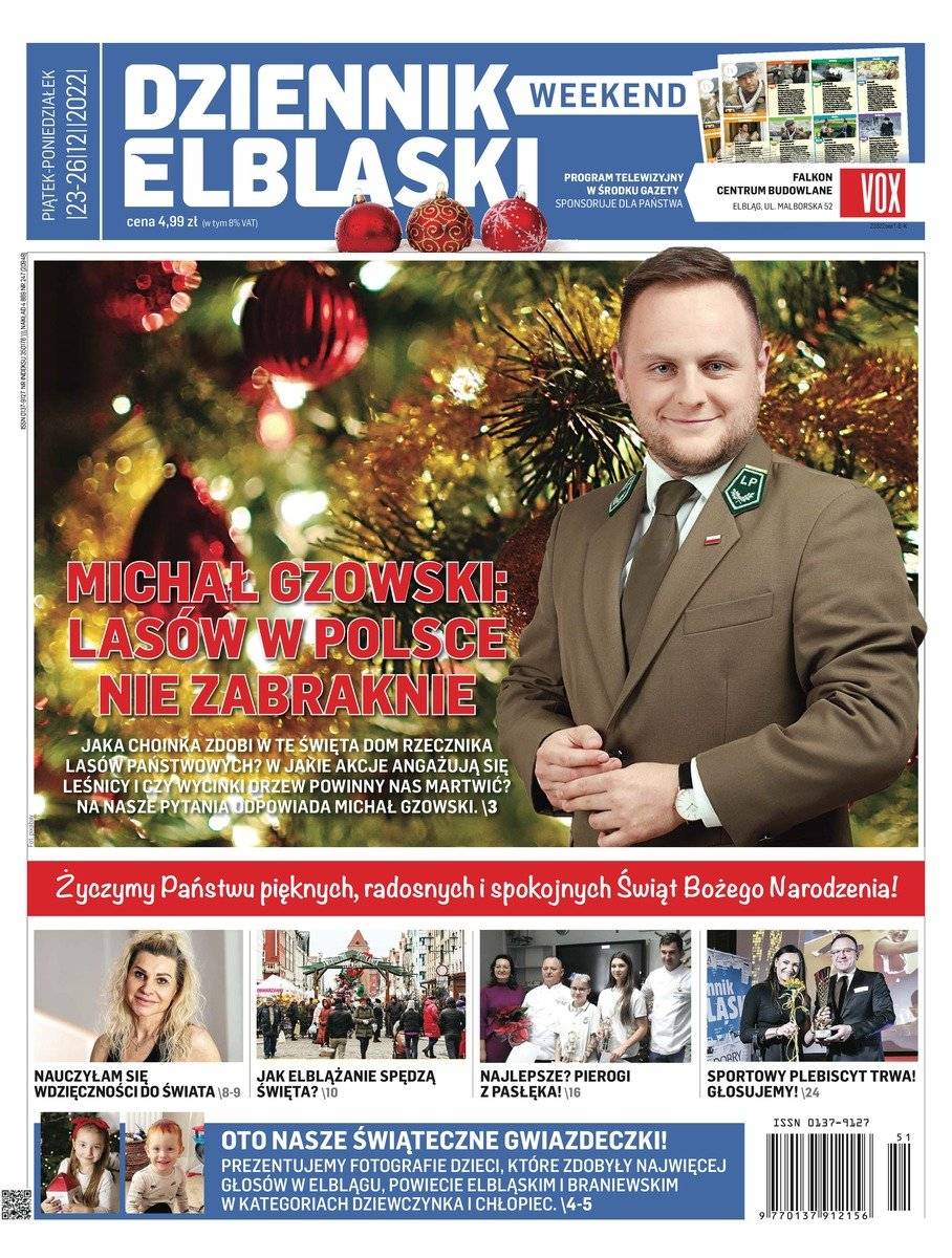 Okładka świątecznego wydania "Dziennika Elbląskiego na której rzecznik Lasów Państwowych Michał Gzowski wdzięczy się wśród bombek