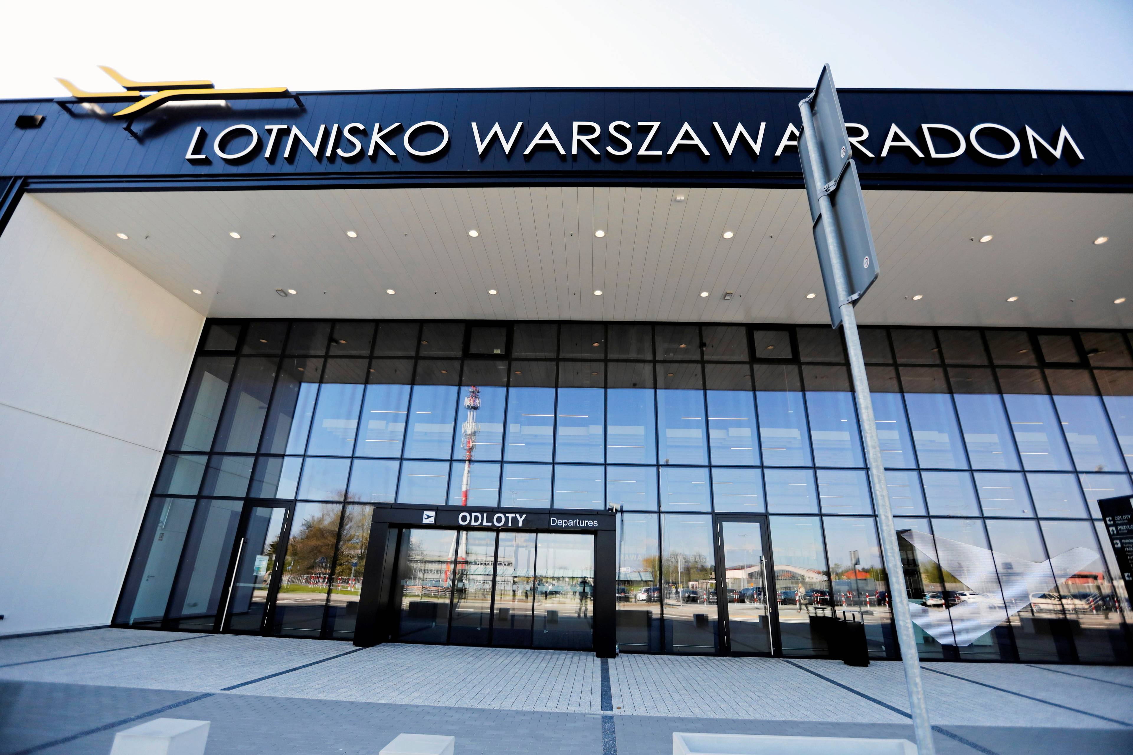 przeszklona fasada z napisem „Lotnisko Warszawa-Radom"