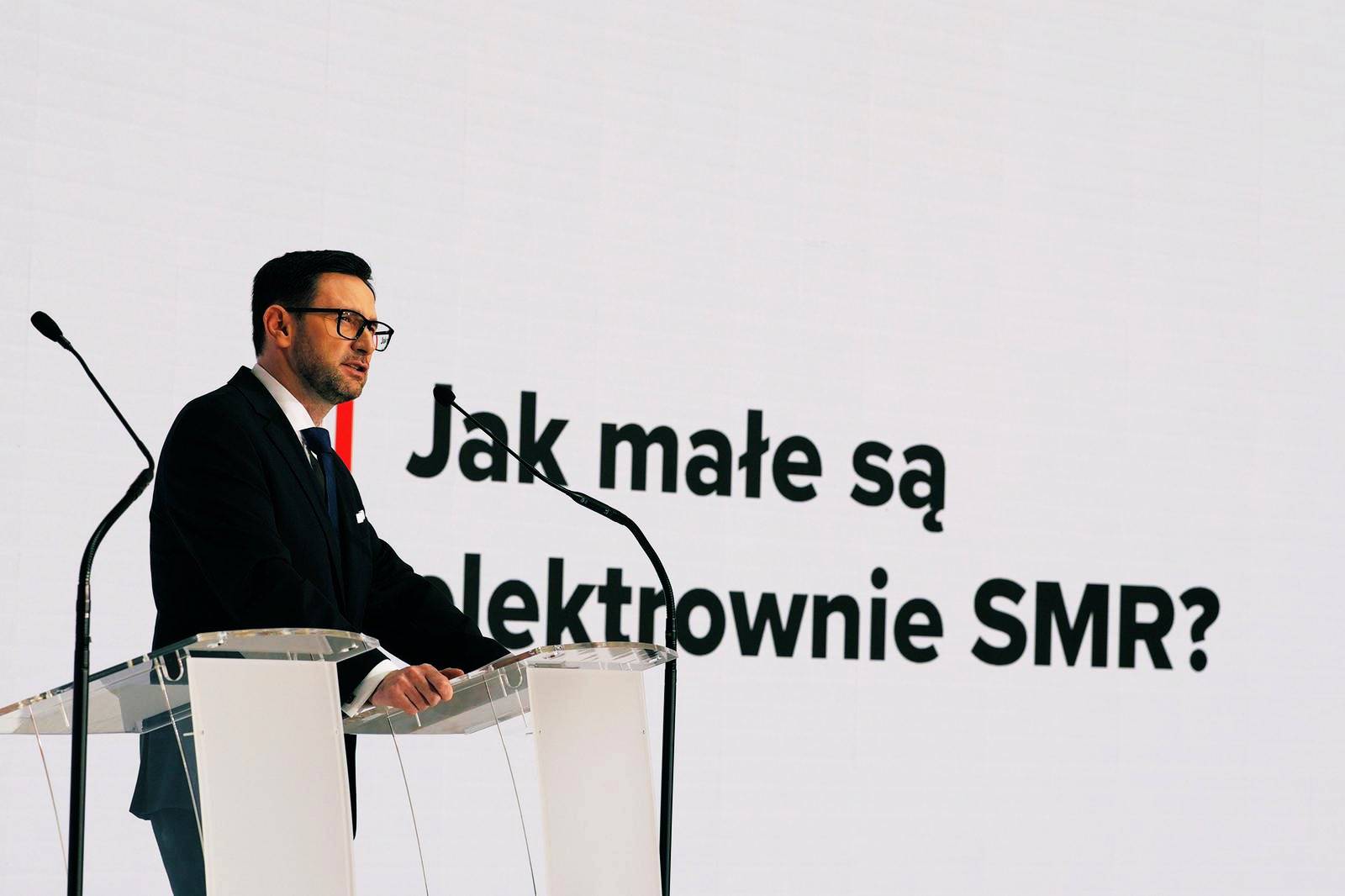 Prezes Orlenu Daniel Obajtek na tle napisu: jak małe są elektrownie SMR?