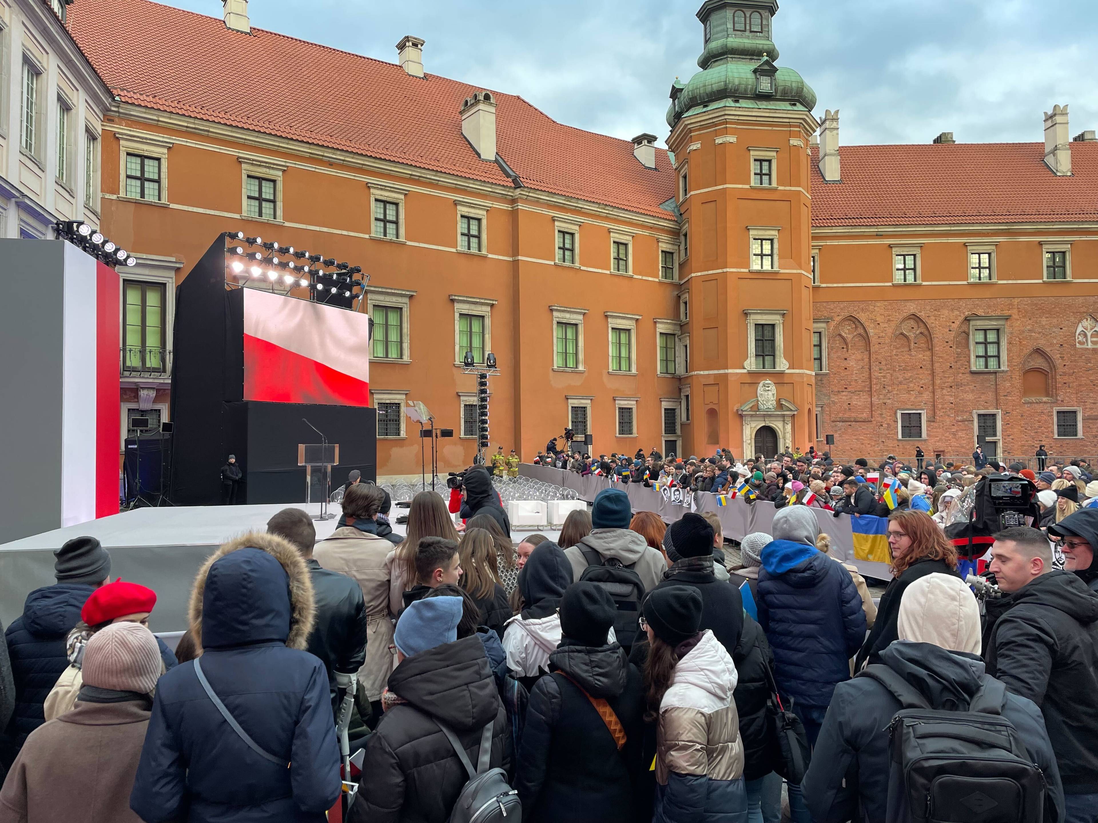 Ludzie oczekujący na spotkanie z prezydentem Zełenskim. Pl. Zamkowy, 5 kwietnia 2023