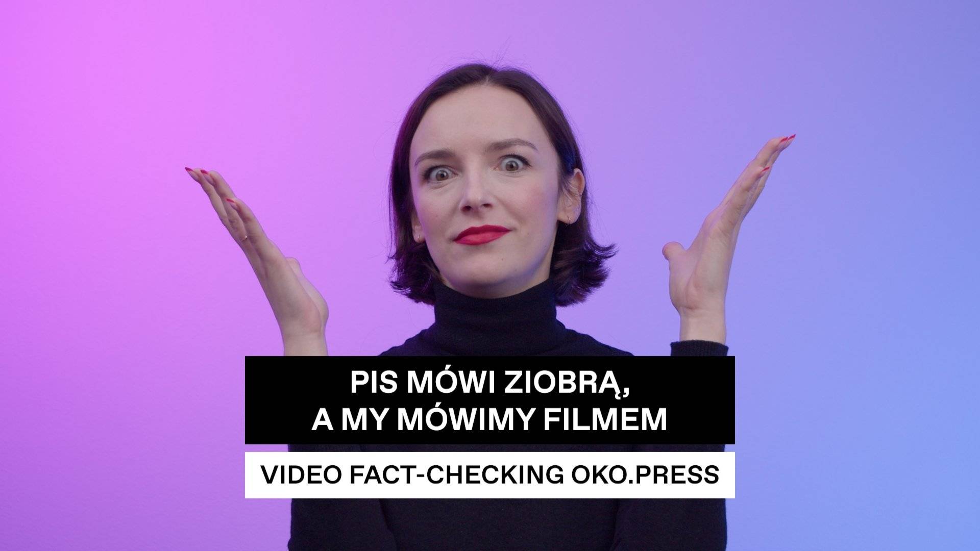 Dziennikarka OKO.press Dominika Sitnicka podnosi ręce do góry w geście zaskoczenia, na ekranie napis: „PiS mówi Ziobrą a my mówimy filmem. Video fact-checking OKO.press”. Video fact-checkingi.