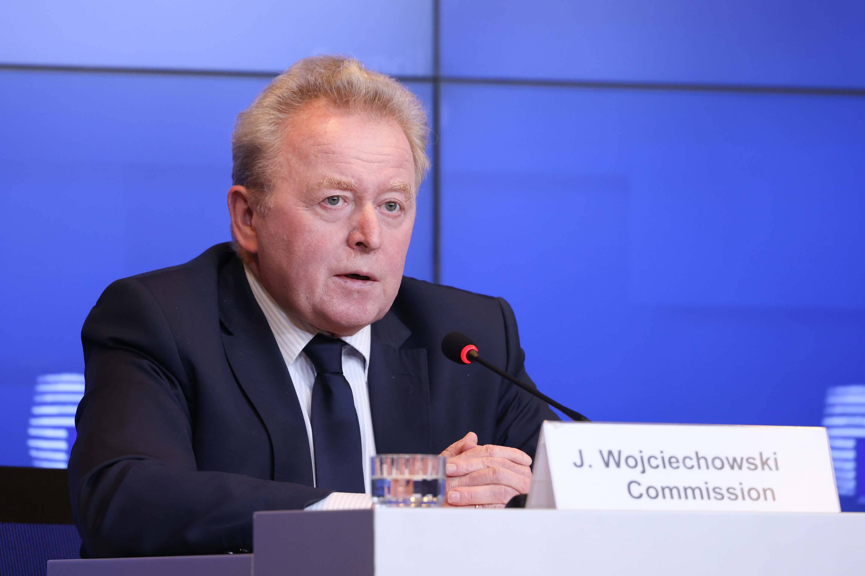 Komisarz ds. rolnictwa Janusz Wojciechowski odpowiada na pytania podczas konferencji prasowej po spotkaniu Rady UE do spraw Rolnictwa i Rybołówstwa 25 kwietnia 2023 roku w Luksemburgu