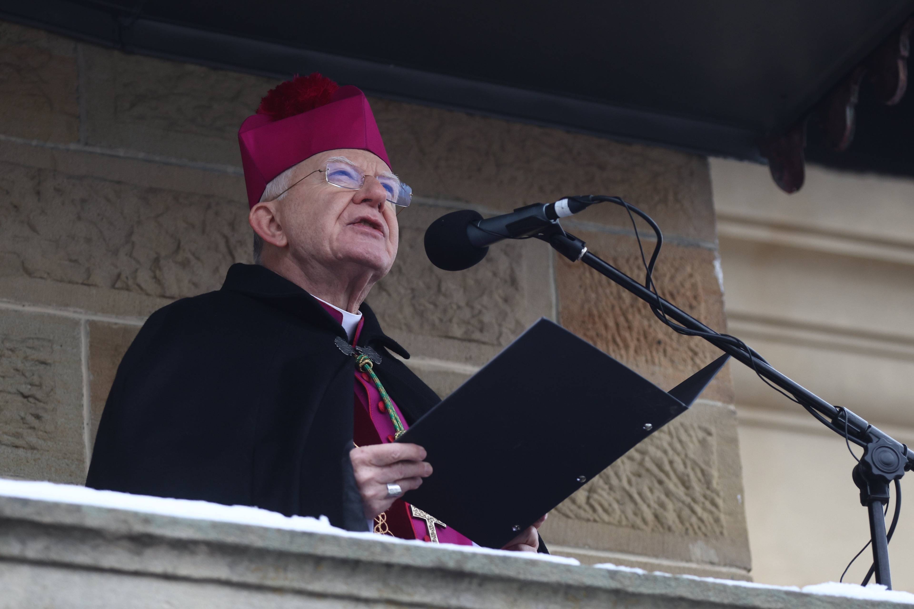Arcybiskup metropolita krakowski Marek Jędraszewski stoi przed mikrofonem w jednej z kaplic w Kalwarii Zebrzydowskiej. Co mówili biskupi na Wielkanoc.