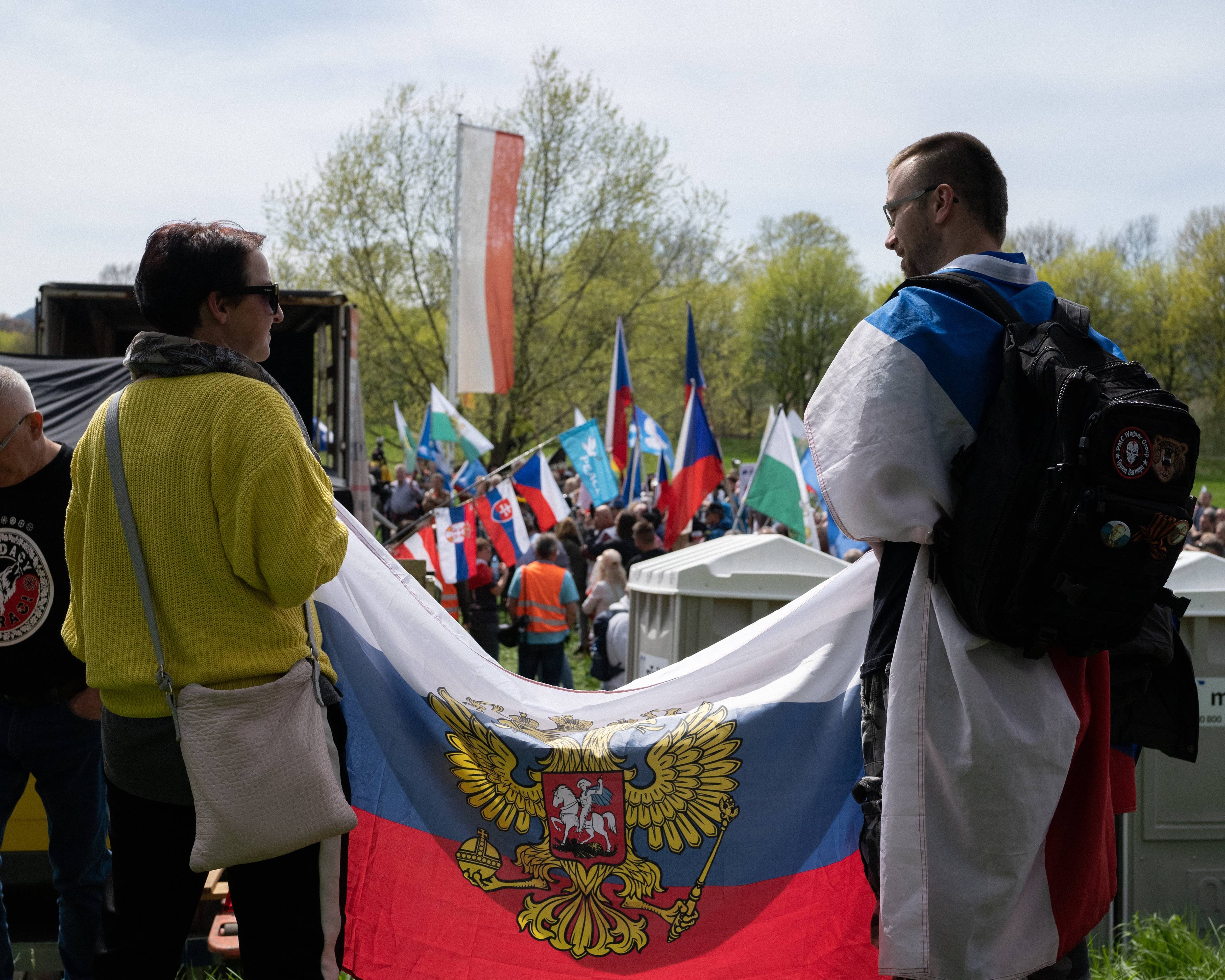 Jakub Jašek demonstruje flagę Rosji na Trójstyku. Na plecaku naszywka Grupy Wagnera i symbole prorosyjskie.