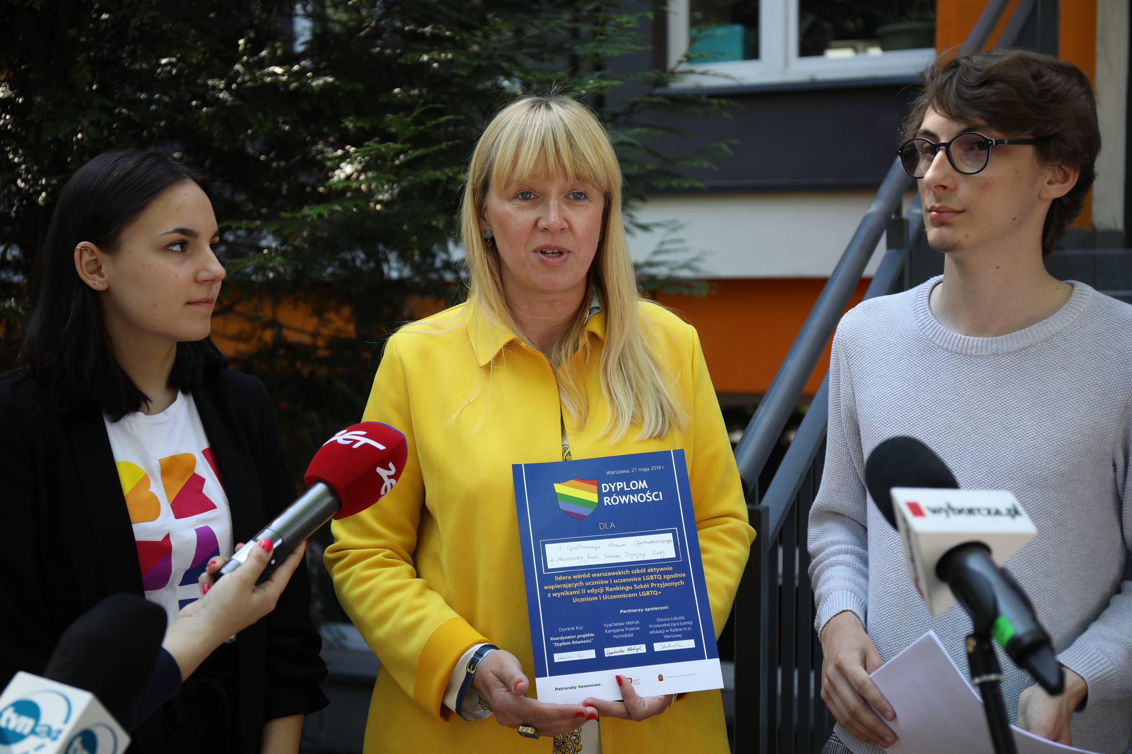 Na zdjęciu dyrektorka ISLO "Bednarska" w Warszawie odbierająca dyplom za przyjazność uczniom LGBT+