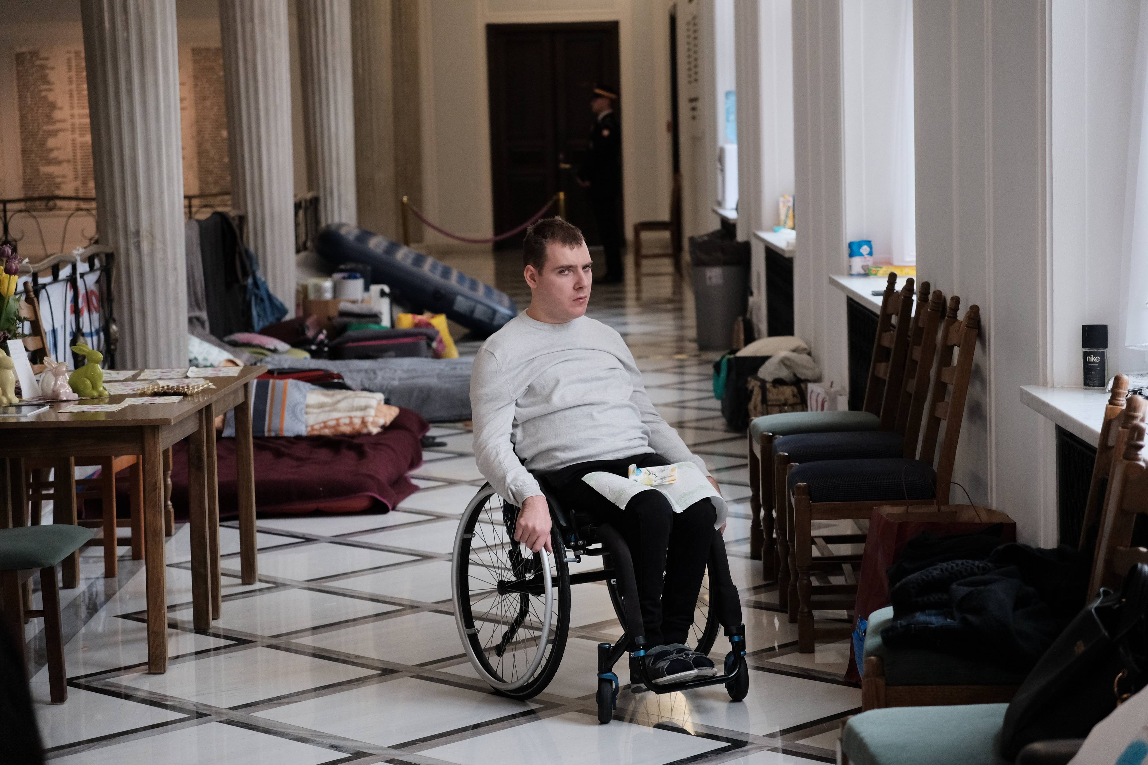Chłopak z niepełnosprawnością na proteście na sejmowym korytarzu