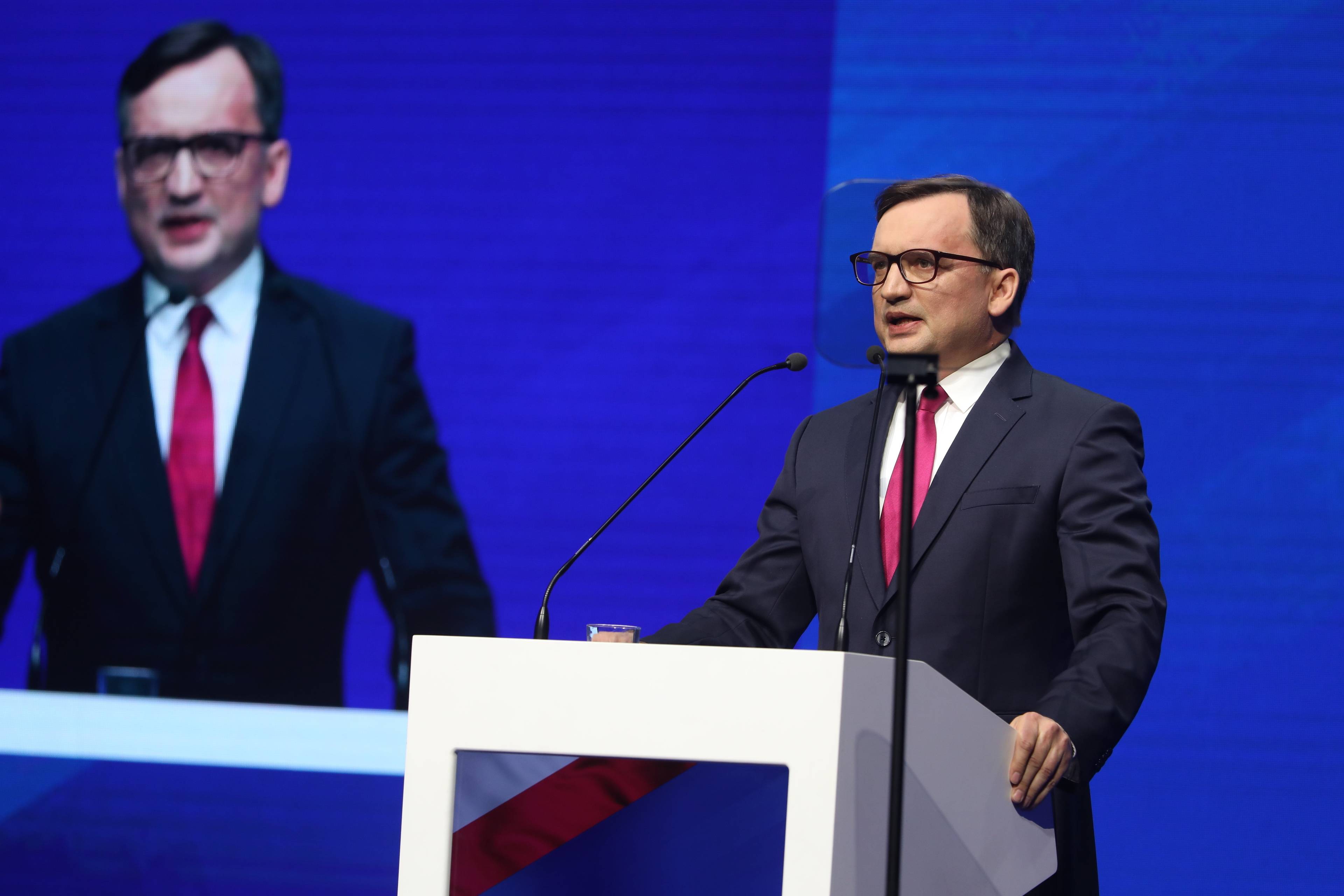 Na zdjęciu jest Minister sprawiedliwosci Zbigniew Ziobro podczas konwencji partyjnej Solidarnej Polski , na ktorej nazwe partii zmieniono na Suwerenna Polska .
