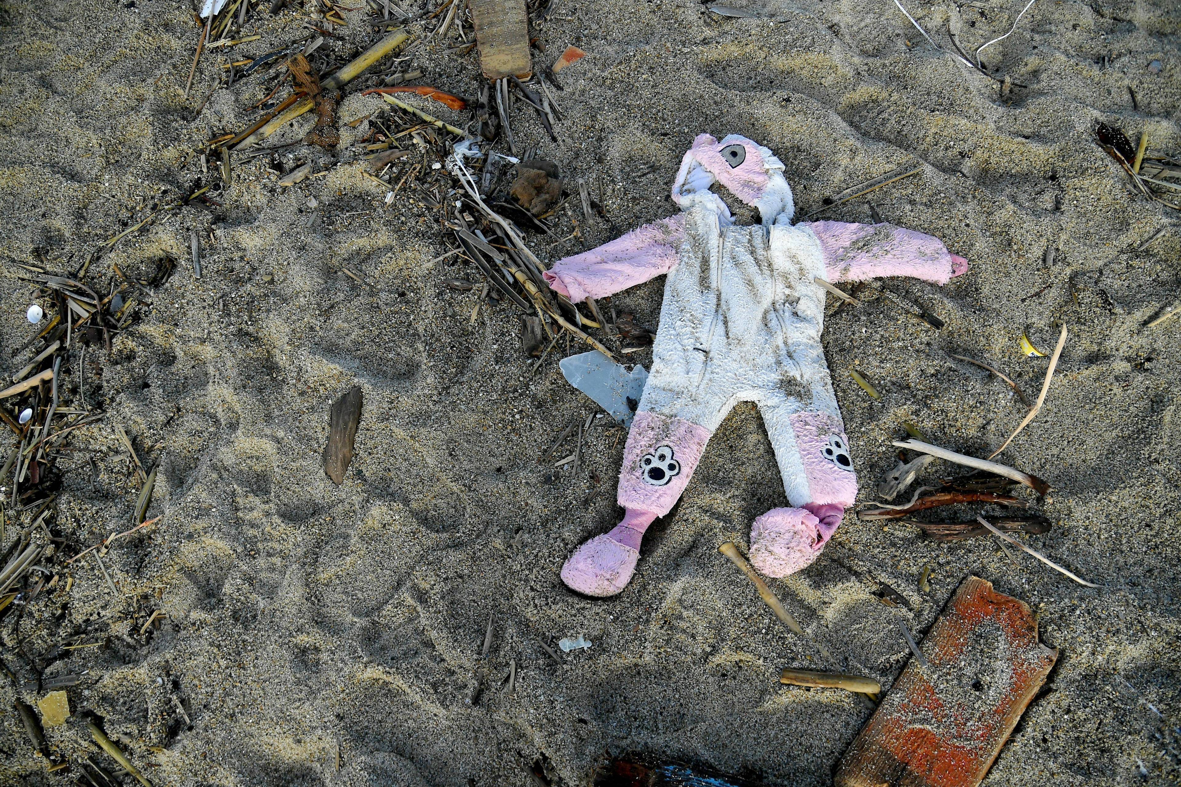 A photograph taken on February 28, 2023 shows a onesie washed up on the beach, two days after a boat of migrants sank off Italy's southern Calabria region, in Steccato di Cutro, south of Crotone. - The overloaded wooden boat broke up and sank early on February 26, 2023 in stormy seas off Italy's southern coast, with bodies, shoes and debris washing up along a long stretch of shoreline. The death toll rose on February 27, 2023 to 62 people, a coast guard official told AFP -- and that number looked likely to increase. (Photo by Alessandro SERRANO / AFP)
