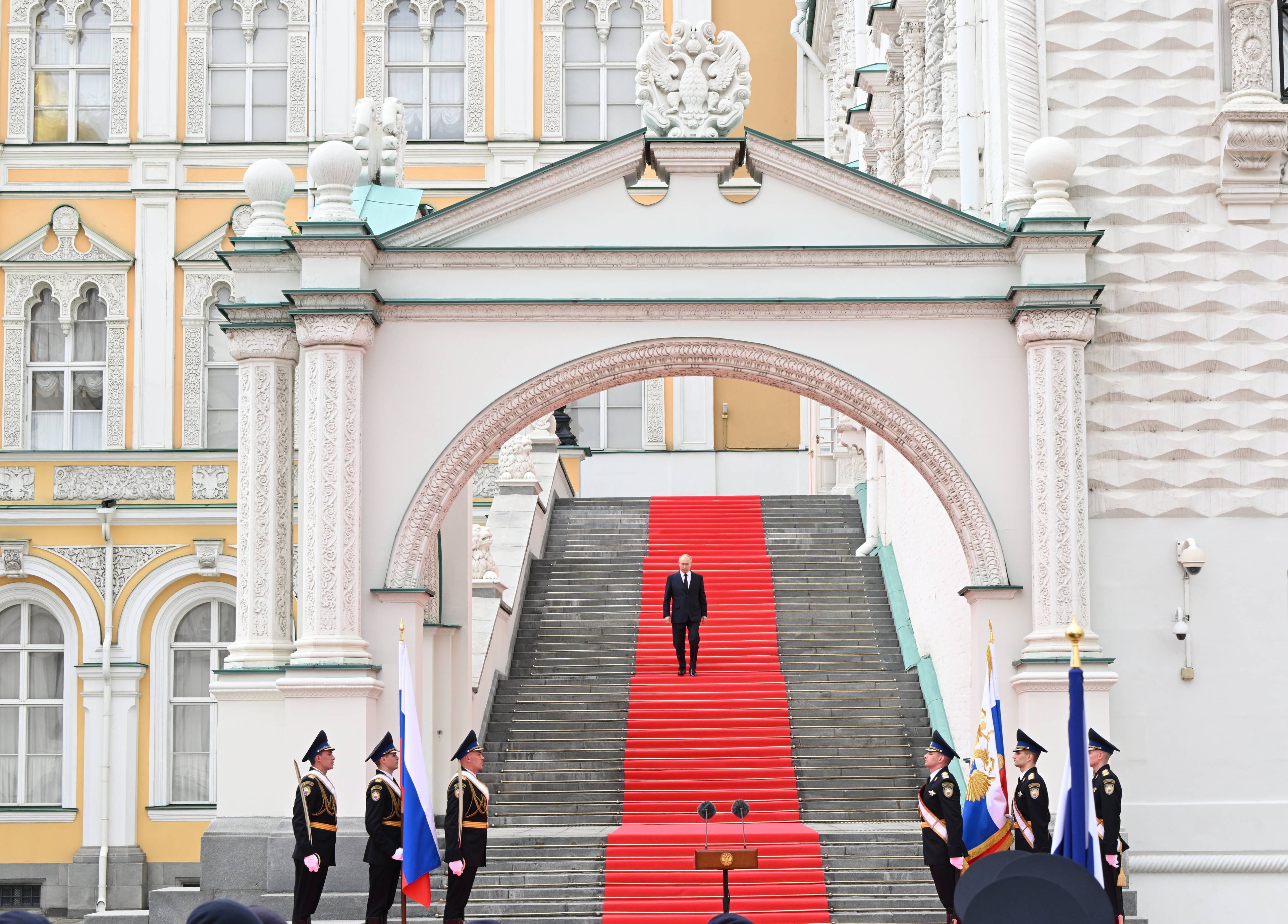 Putin po puczu Prigozyna schodzi w dół na plac na Kremlu, gdzie czekają żołnierze