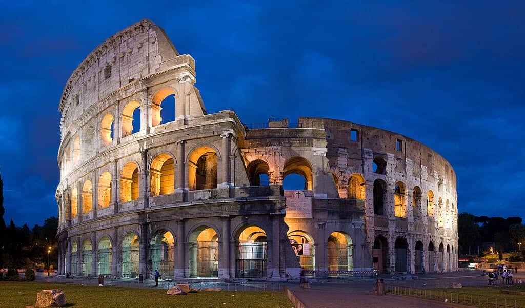 Widok podświetlonych ruin rzymskiego Kolosseum
