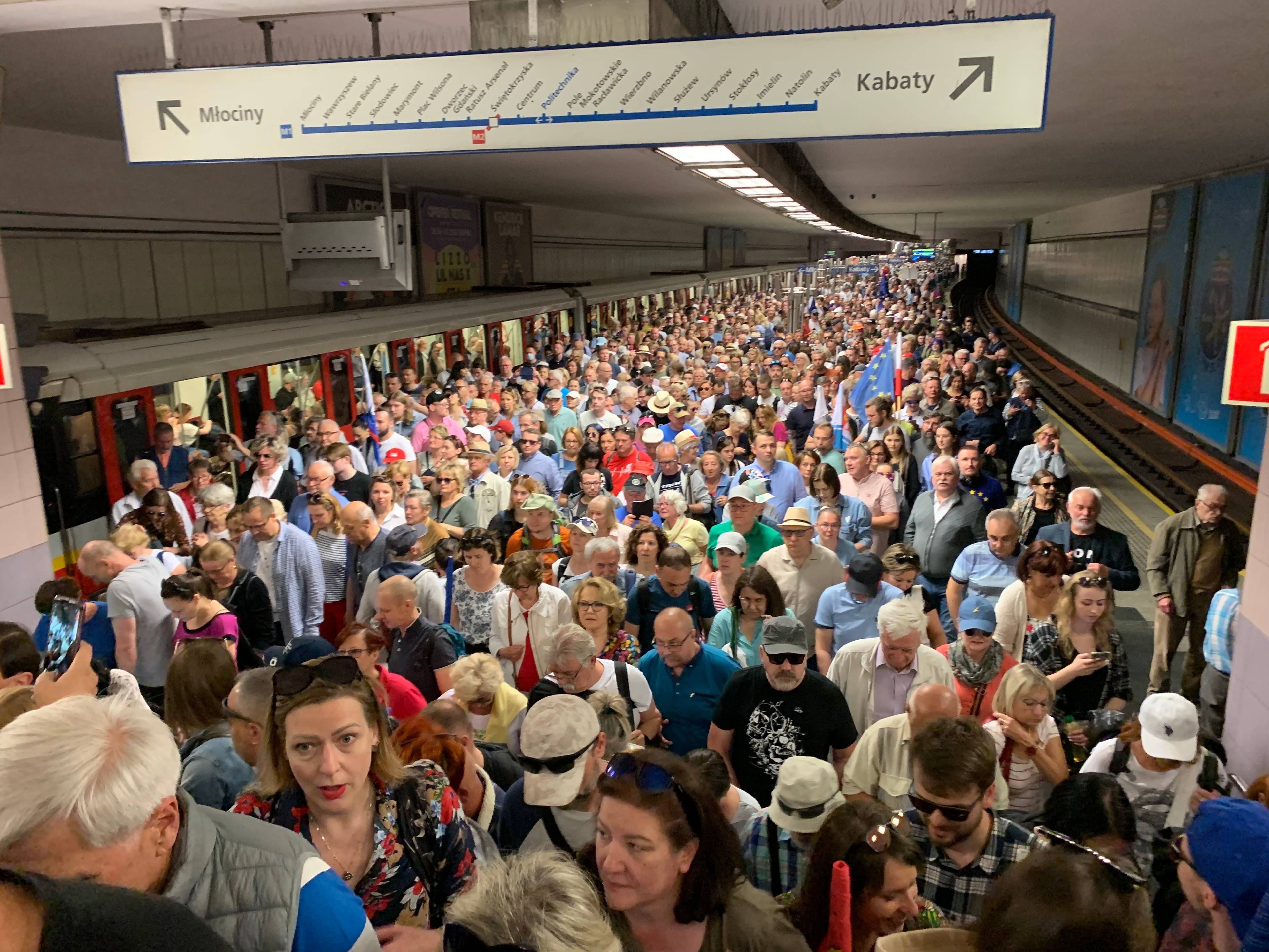 Tłumy na stacji warszawskiego metro