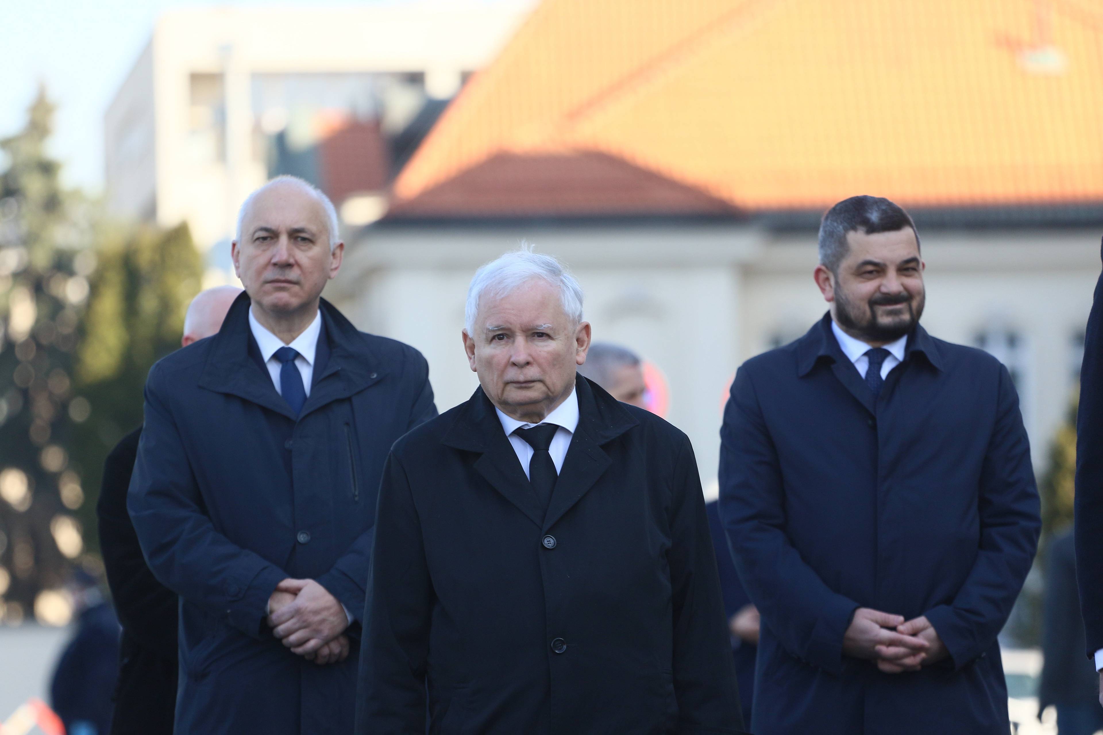 Trzej meżczyźni w ciemnych jesionkach, pod krawatami: Brudziński, Kaczyński i Sobolewski