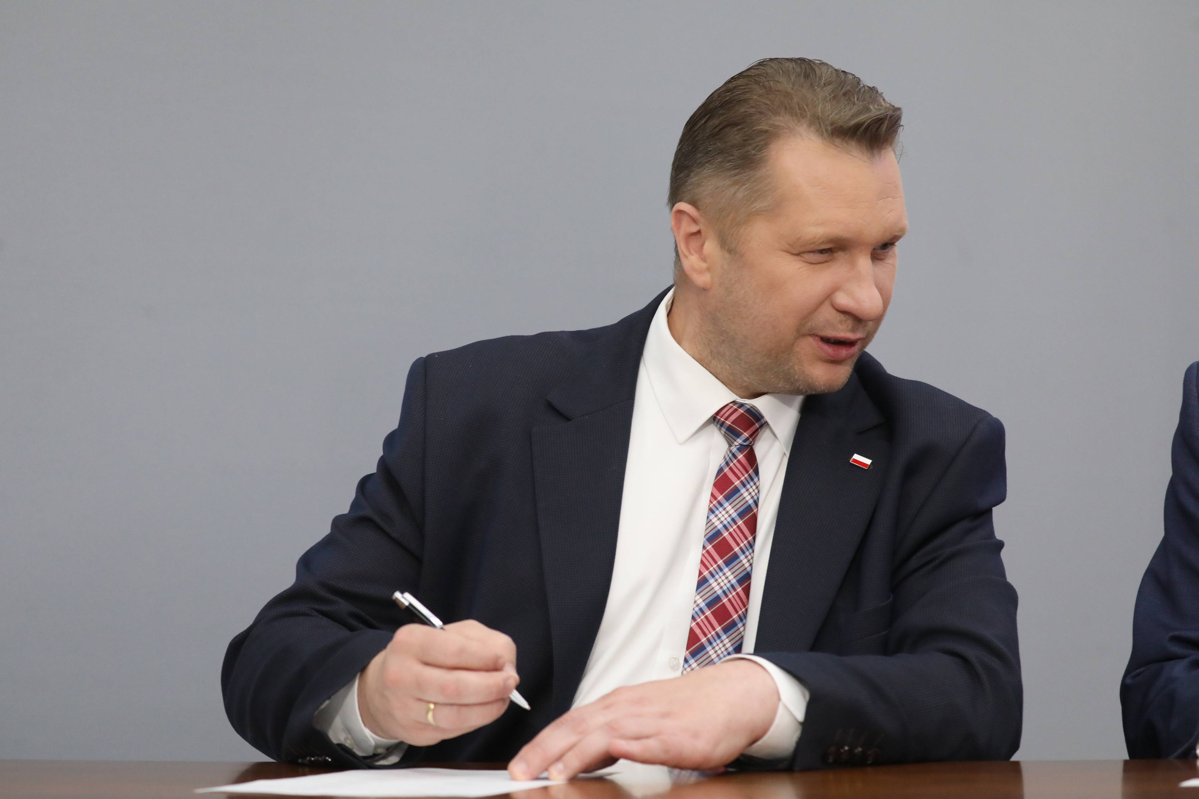 Na zdjęciu minister edukacji Przemysław Czarnek podczas podpisywania umowy z PKN Orlen na wspólny projekt edukacyjny