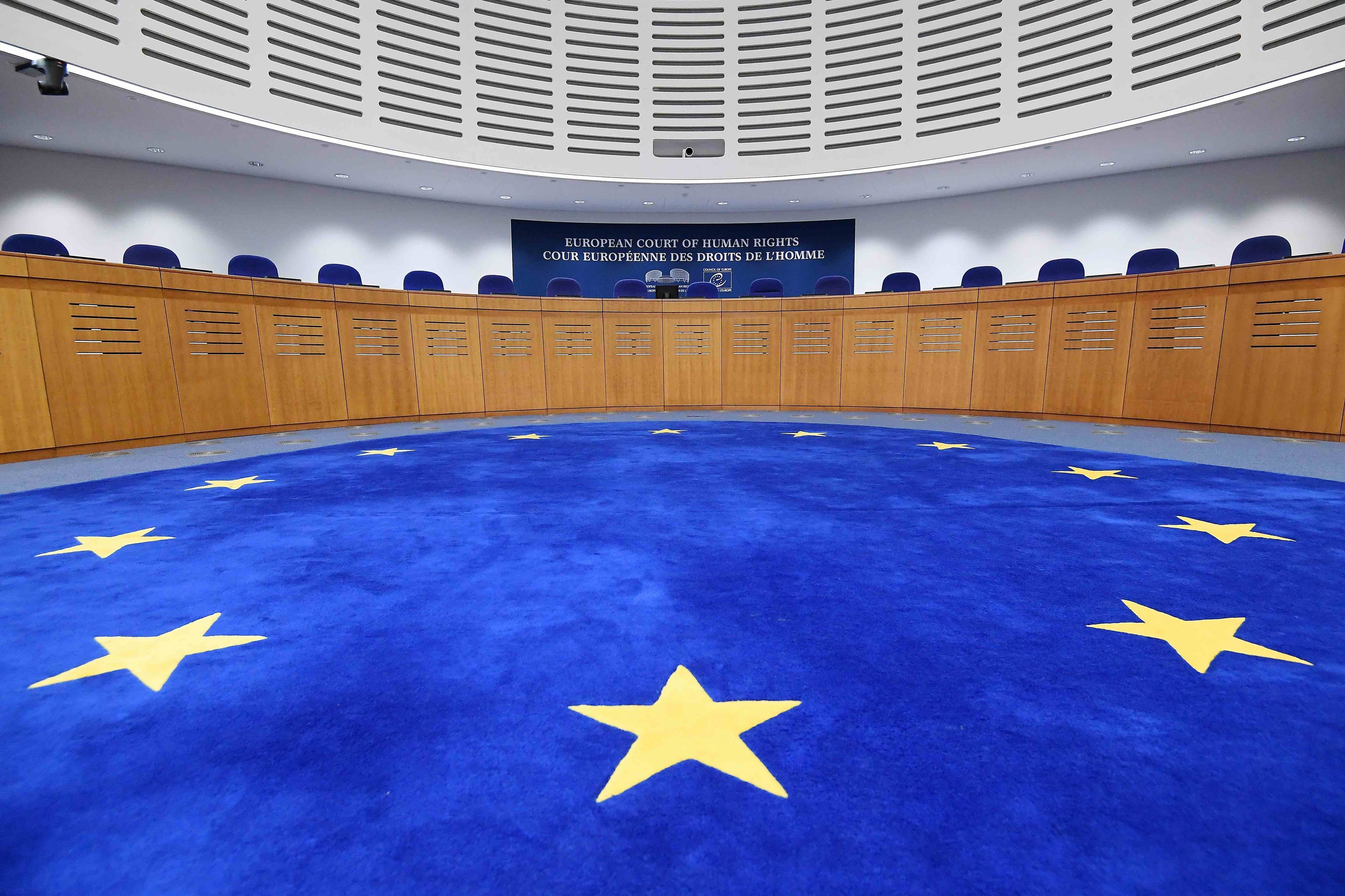 Sala Europejskiego Trybunału Praw Człowieka, na niebieskiej wykładzinie widać złote gwiazdy