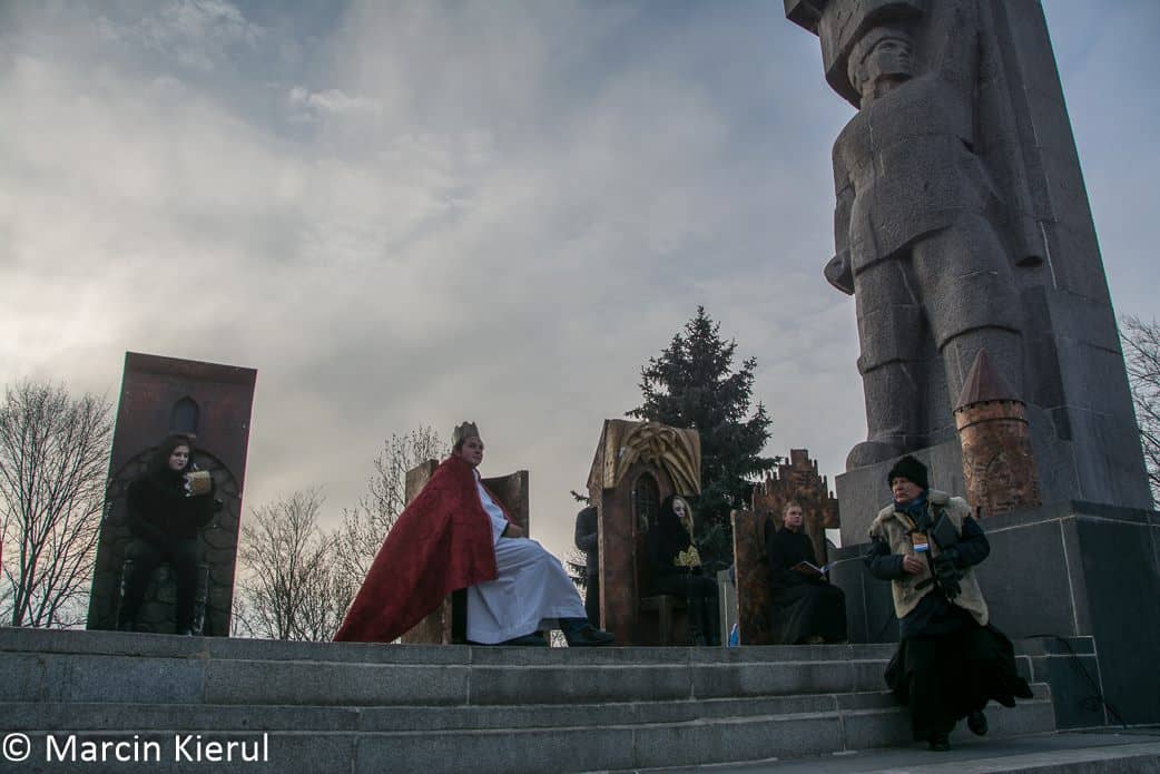 Orszak Trzech Króli pod pomnikiem Wyzwolenia Warmii i Mazur w Olsztynie