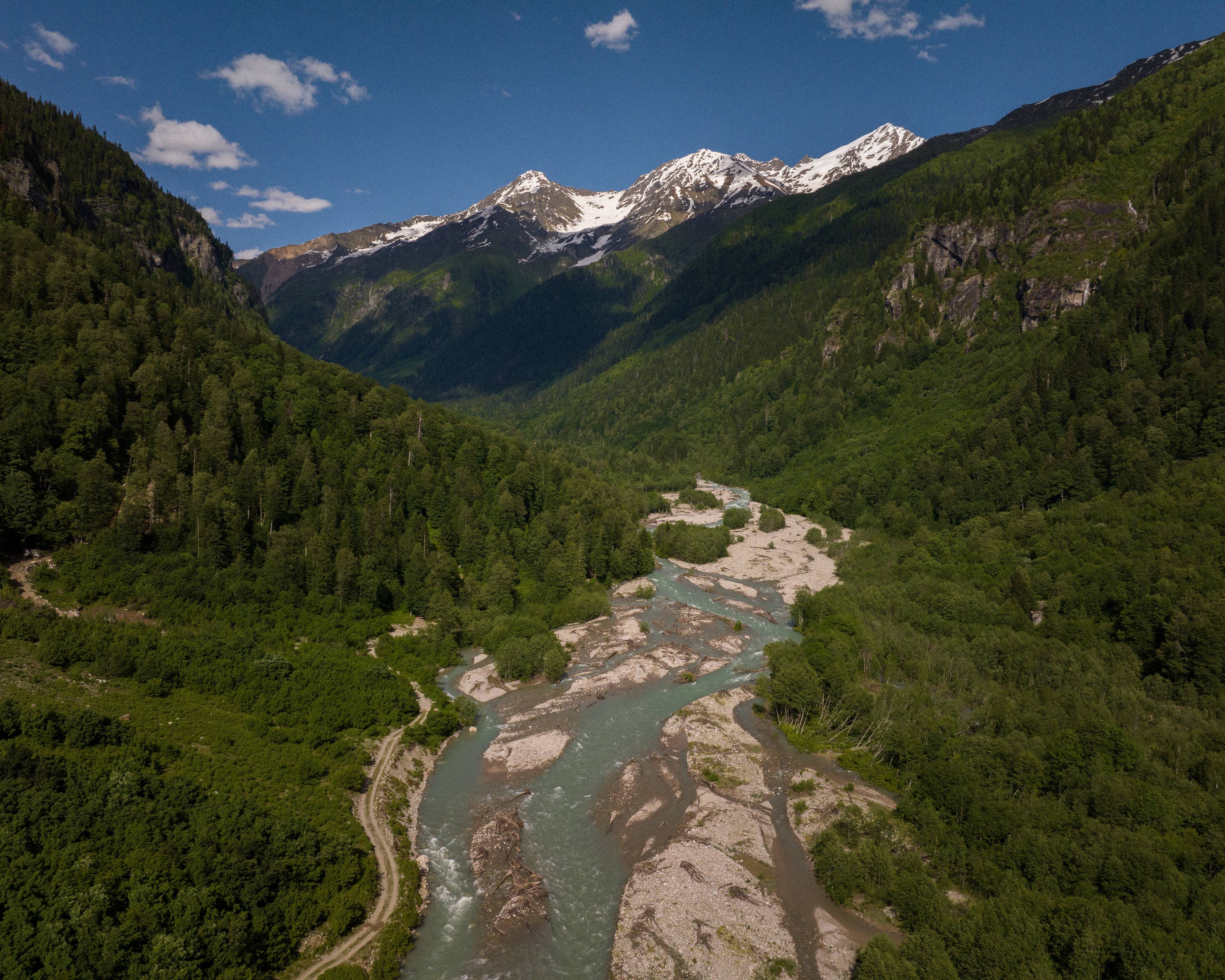 widok na dolinę, którą płynie rzeka