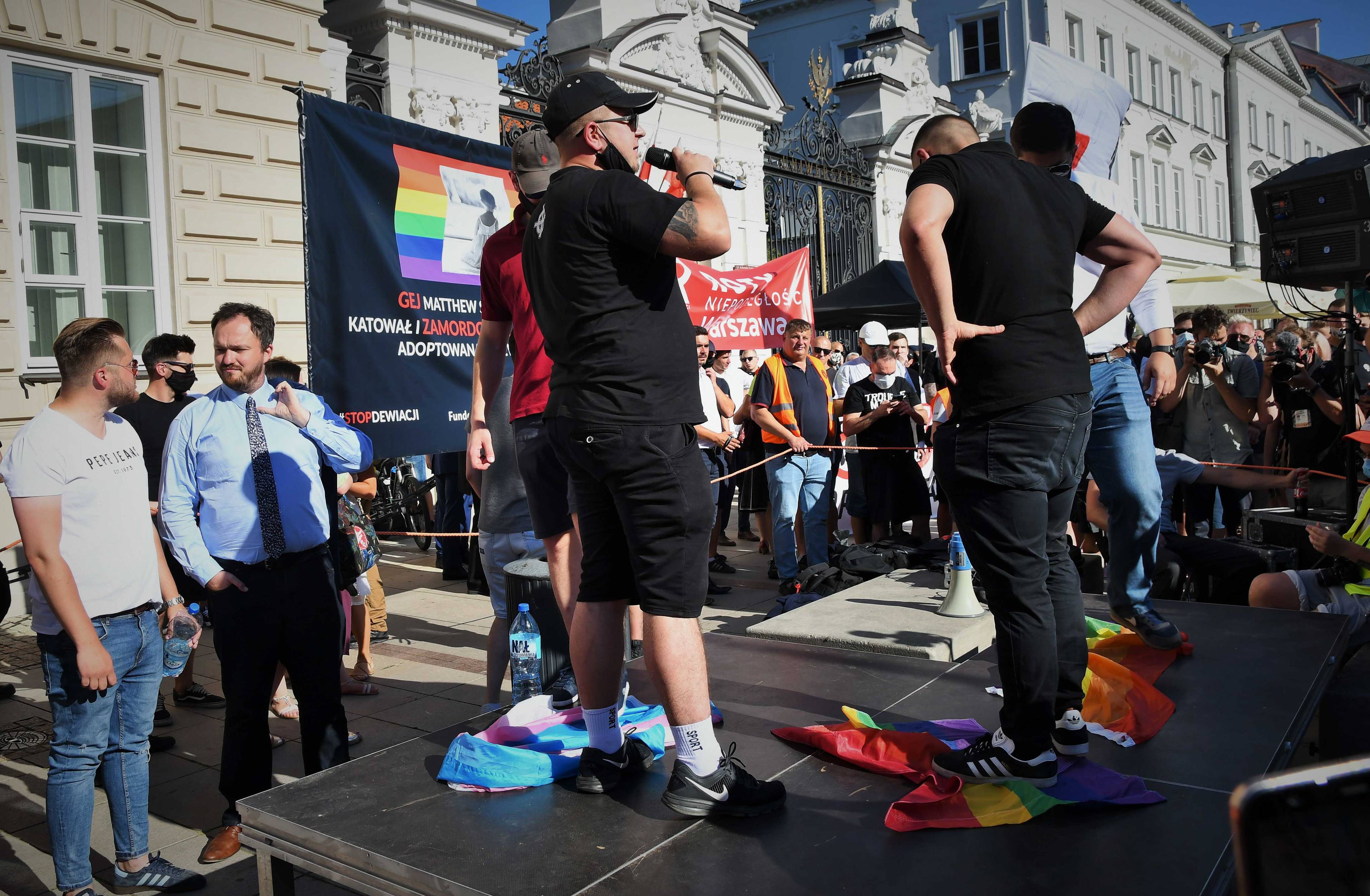 Demonstracja "Stop agresji LGBT". Środowiska narodowe protestowały pod bramą Uniwersytetu Warszawskiego