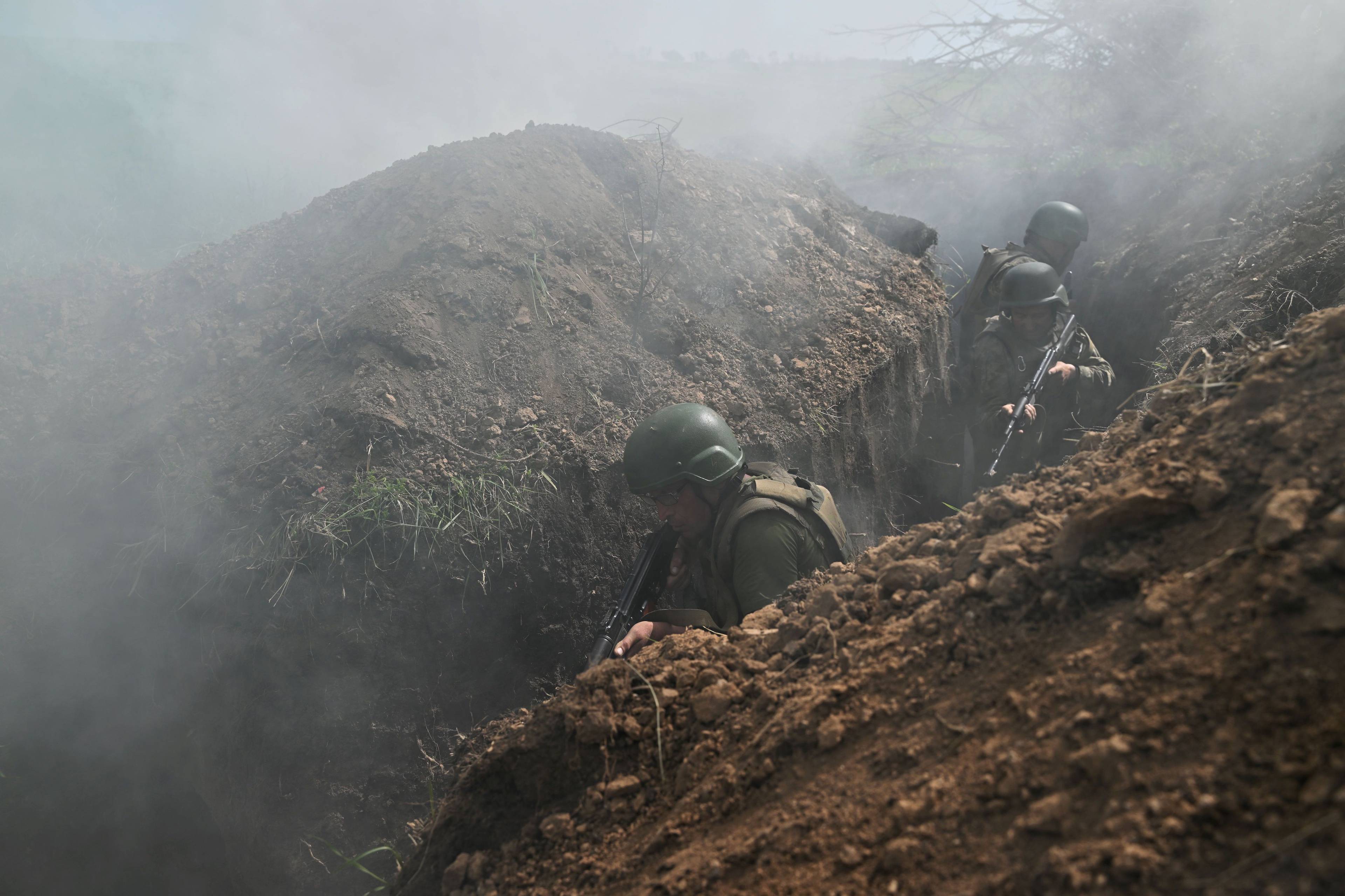 Żołnierze w okopach pośród mgły