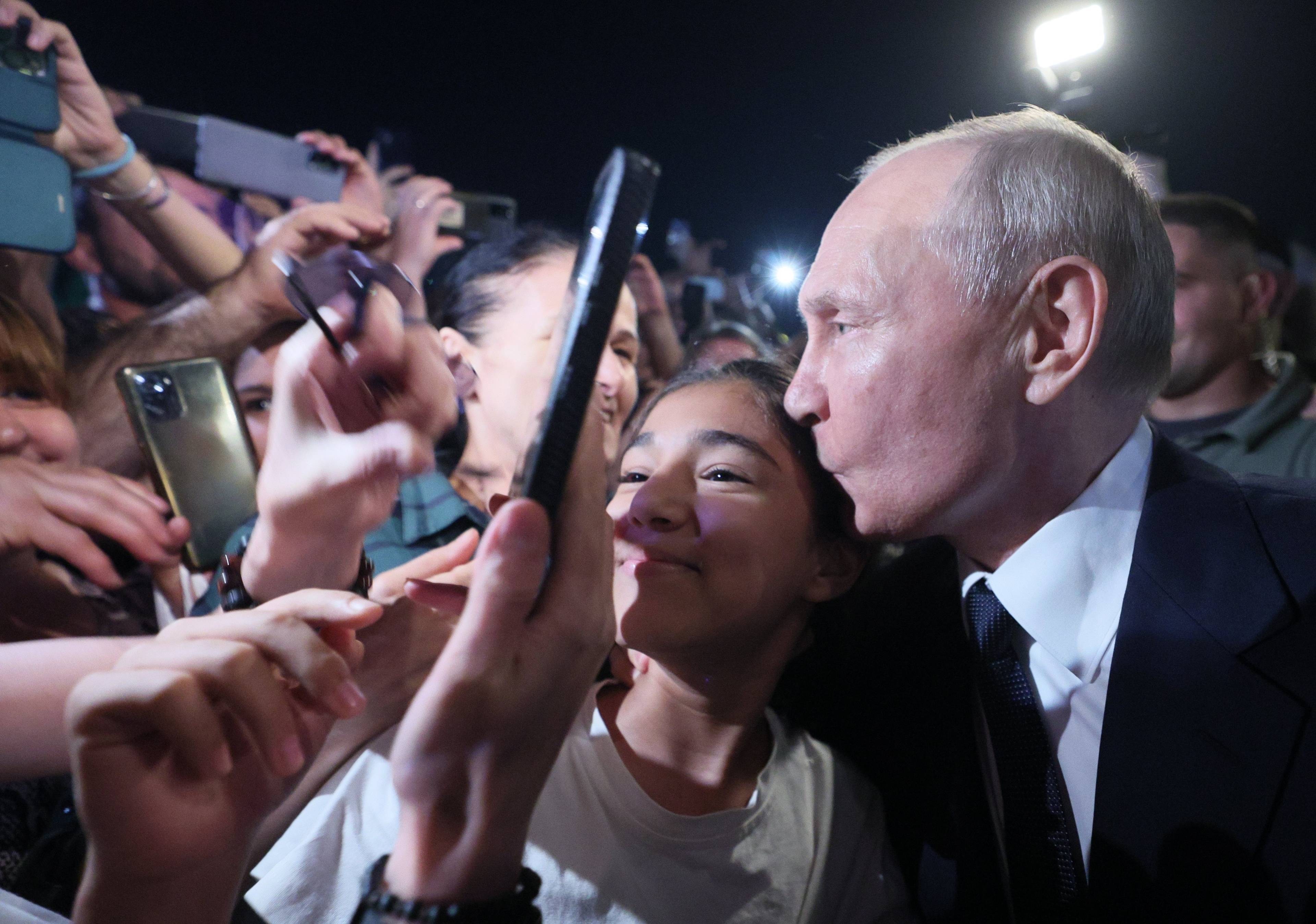 Putin w tłumie całuje w czoło nastolatkę