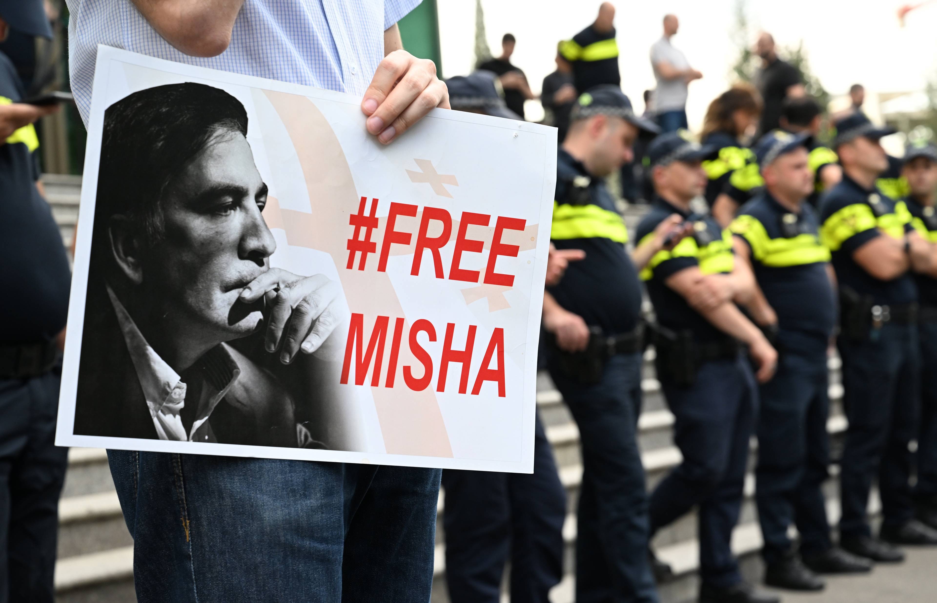 Gruzini demonstrujący z plakatem "#free Misha"