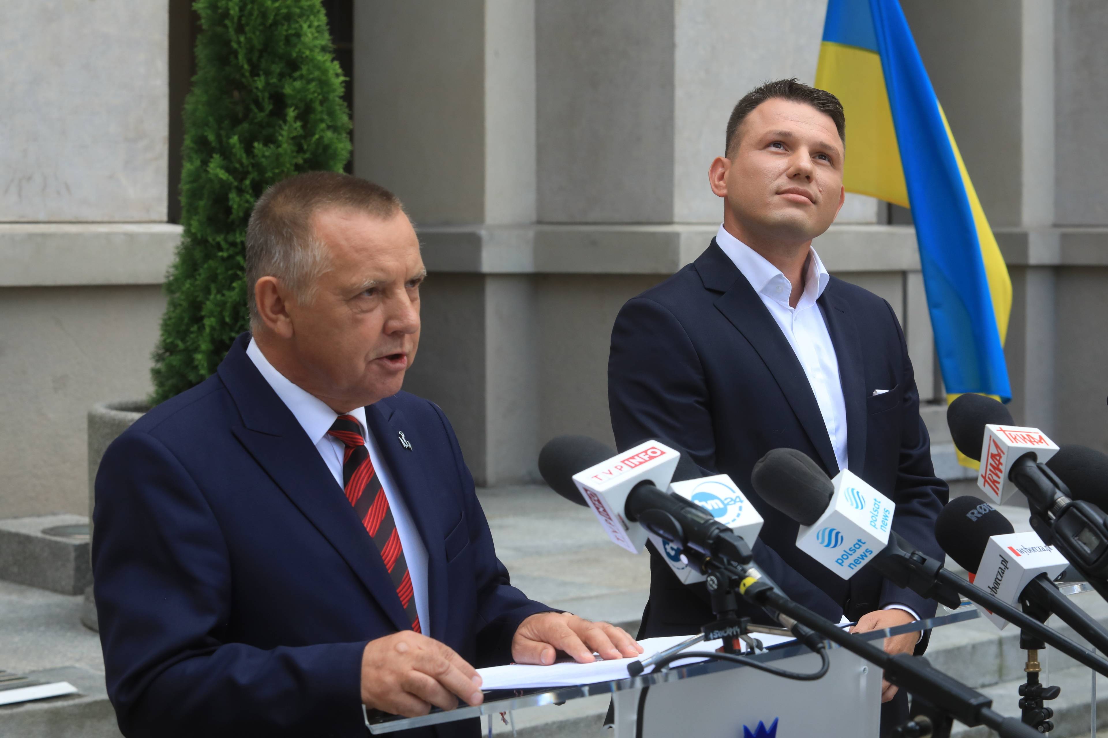 Marian Banaś i Sławomir Mentzen, konferencja prasowa pod NIK, 27 lipca 2023