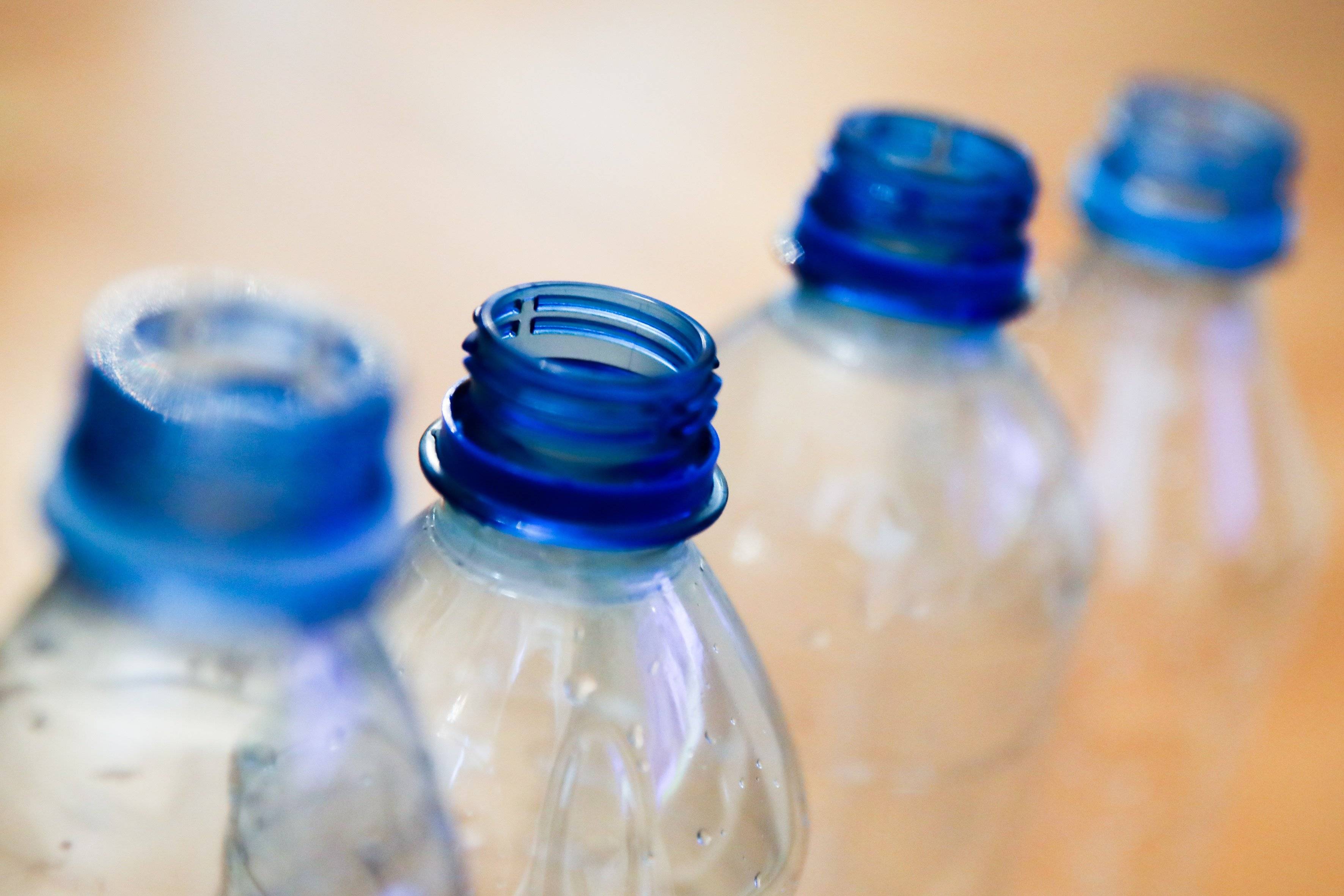 Plastikowe butelki ustawione w szeregu