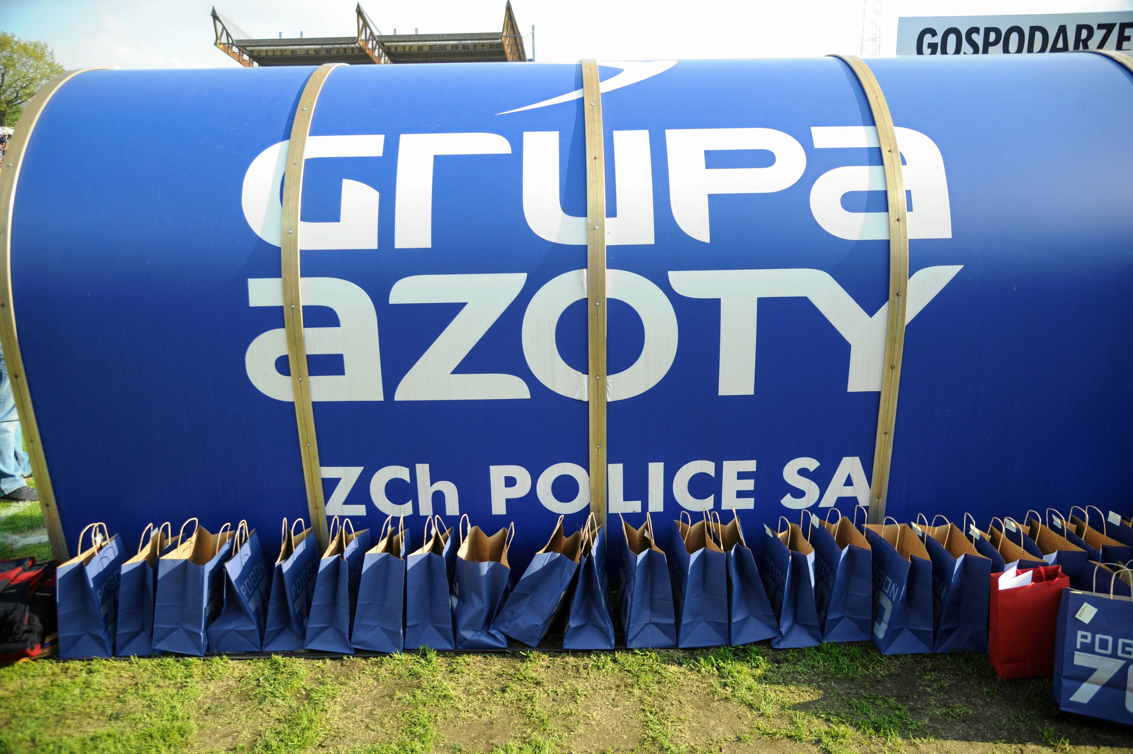 Banner z napisem "Grupa Azoty", białe litery na niebieskim tle
