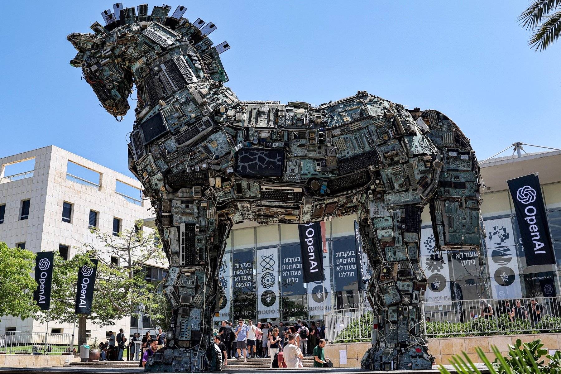 Wielki Koń Trojański z budowany z częśsci komputerów