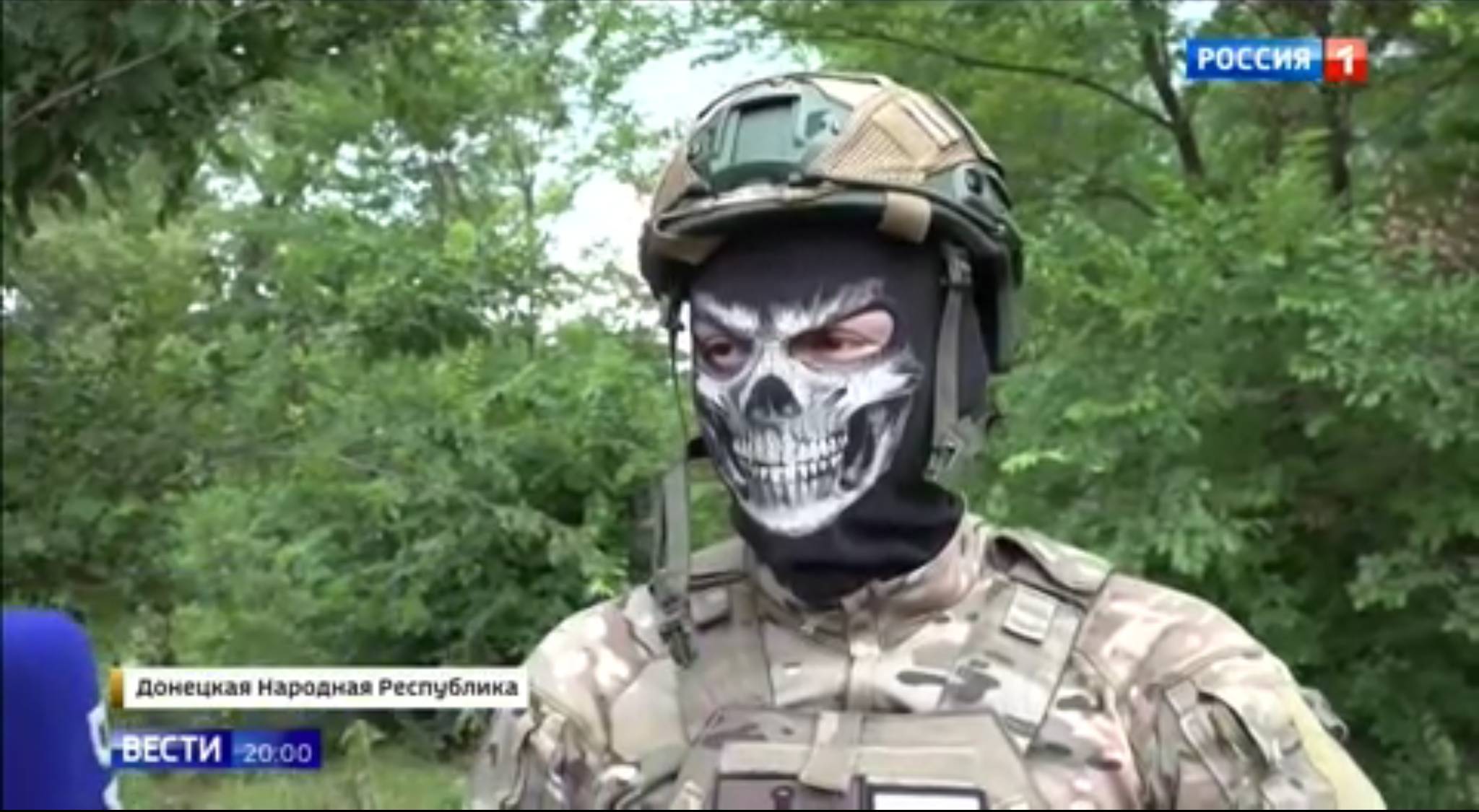 Żołnierz w mundurze w masce przedstawiającej trupia czaszkę