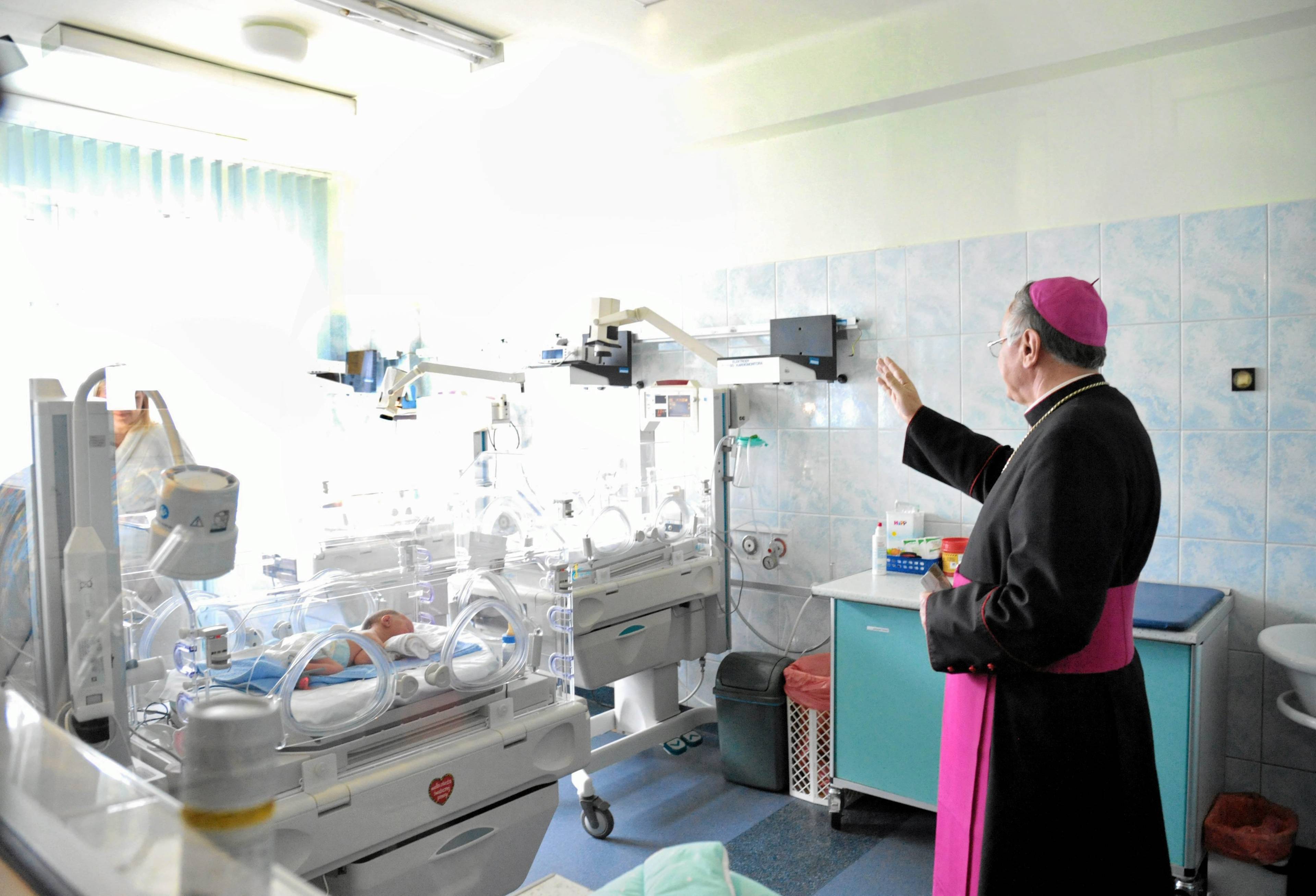 Trzej Arcybiskupow odwiedza chorych w czestochowskim szpitalu
