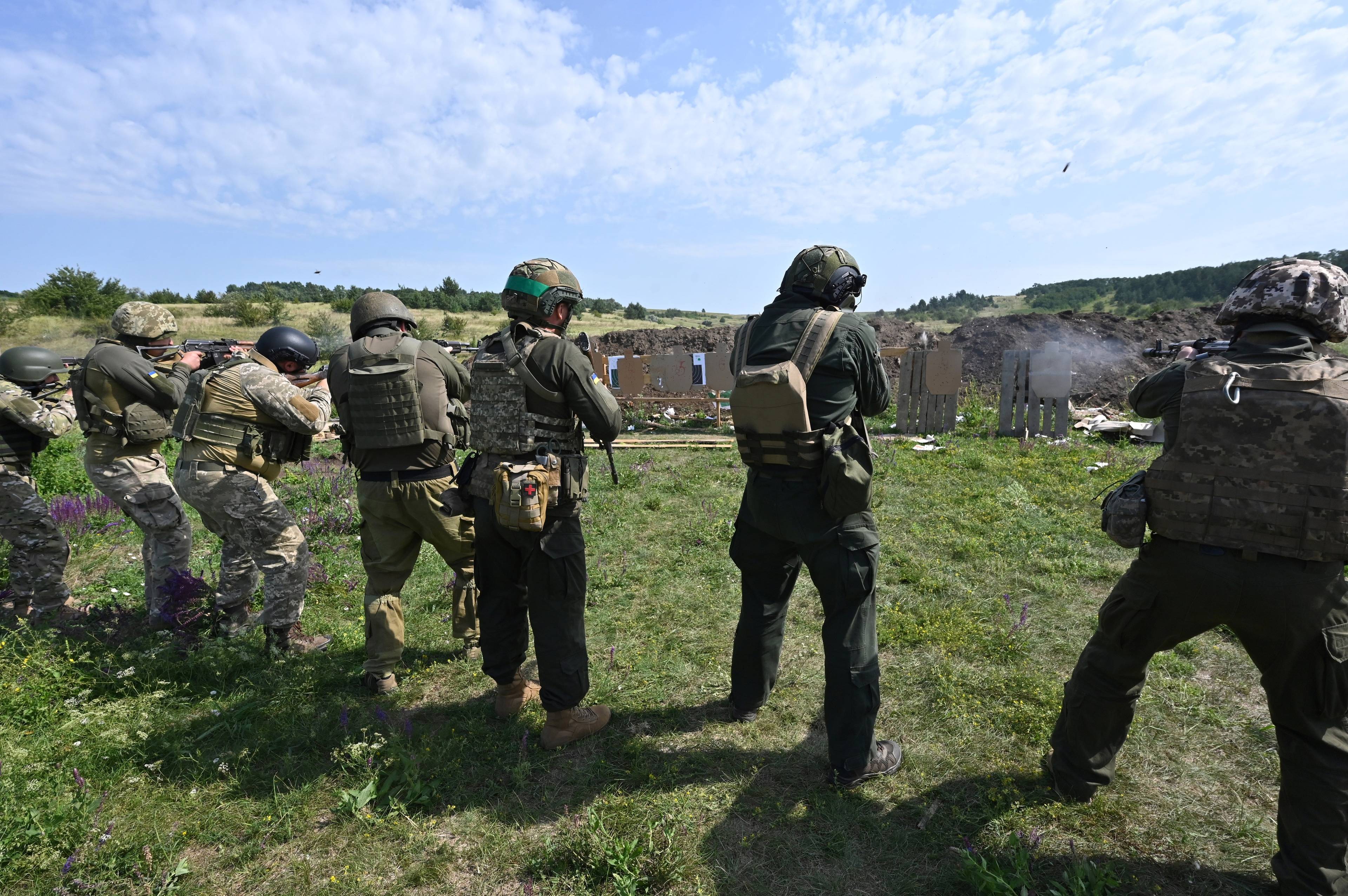 żołnierze w ekwipunku bojowym ćwiczą na strzelnicy