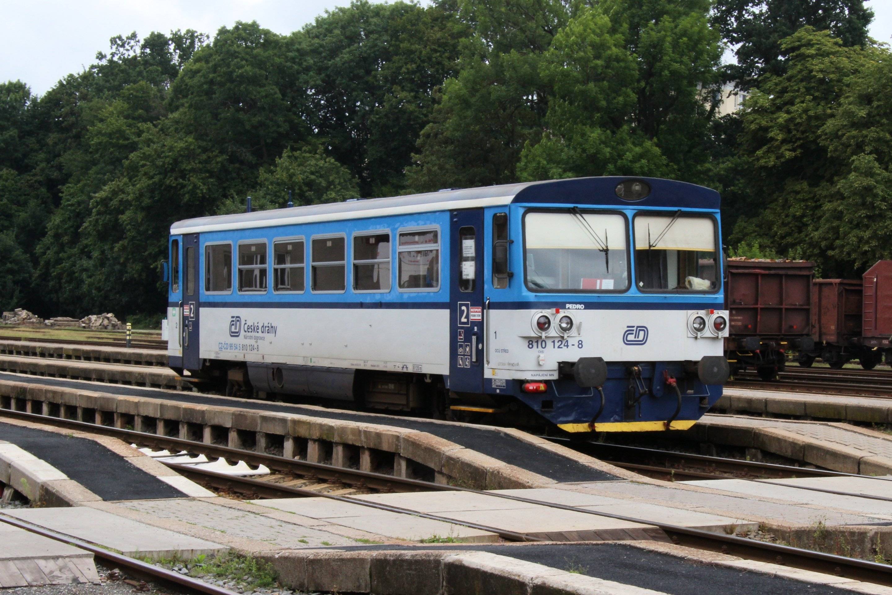 mały pociąg spalinowy w niebiesko-białych barwach