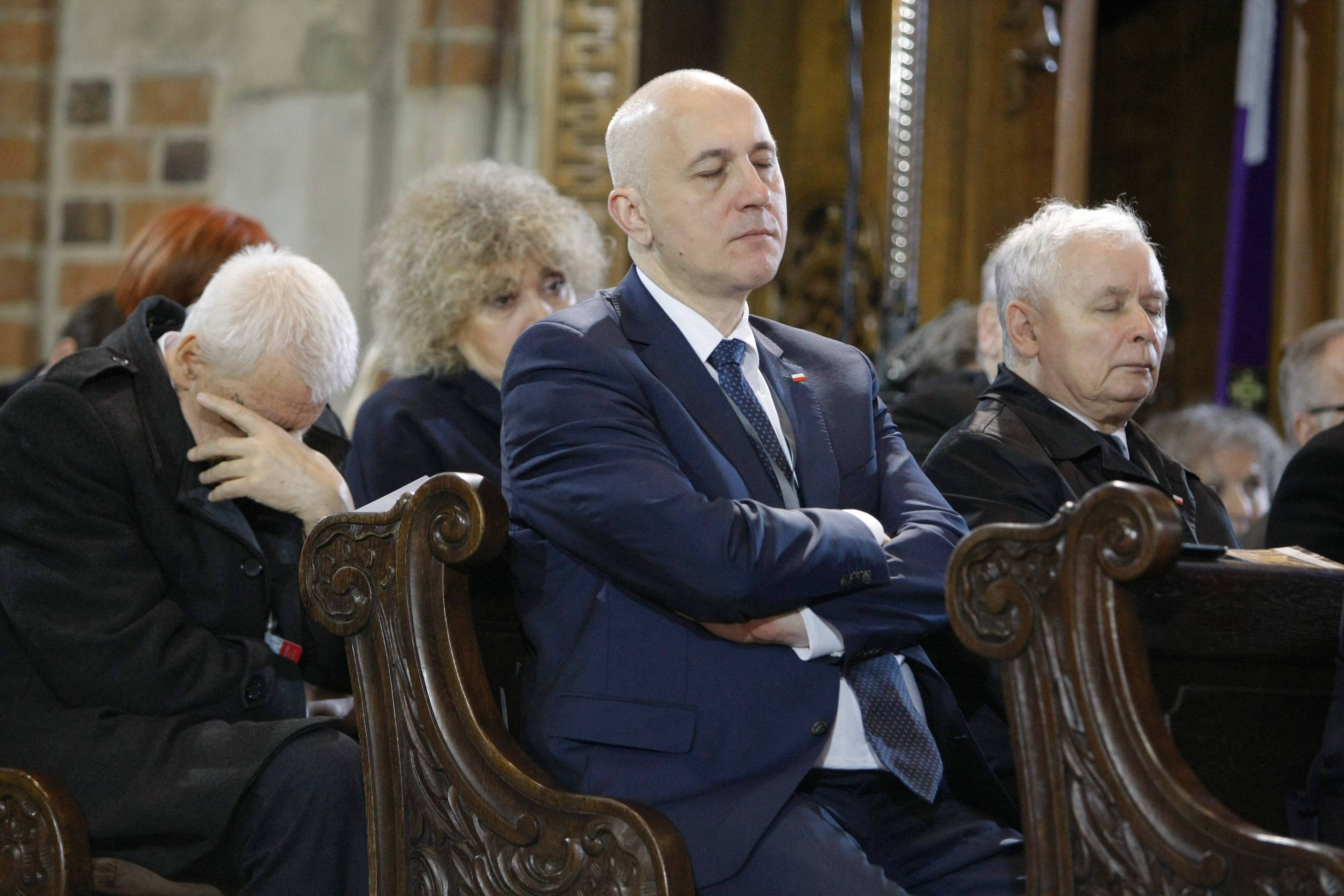 Joachim Brudziński i Jarosław Kaczyński siedza w kościelnej ławce z zamkniętymi oczami