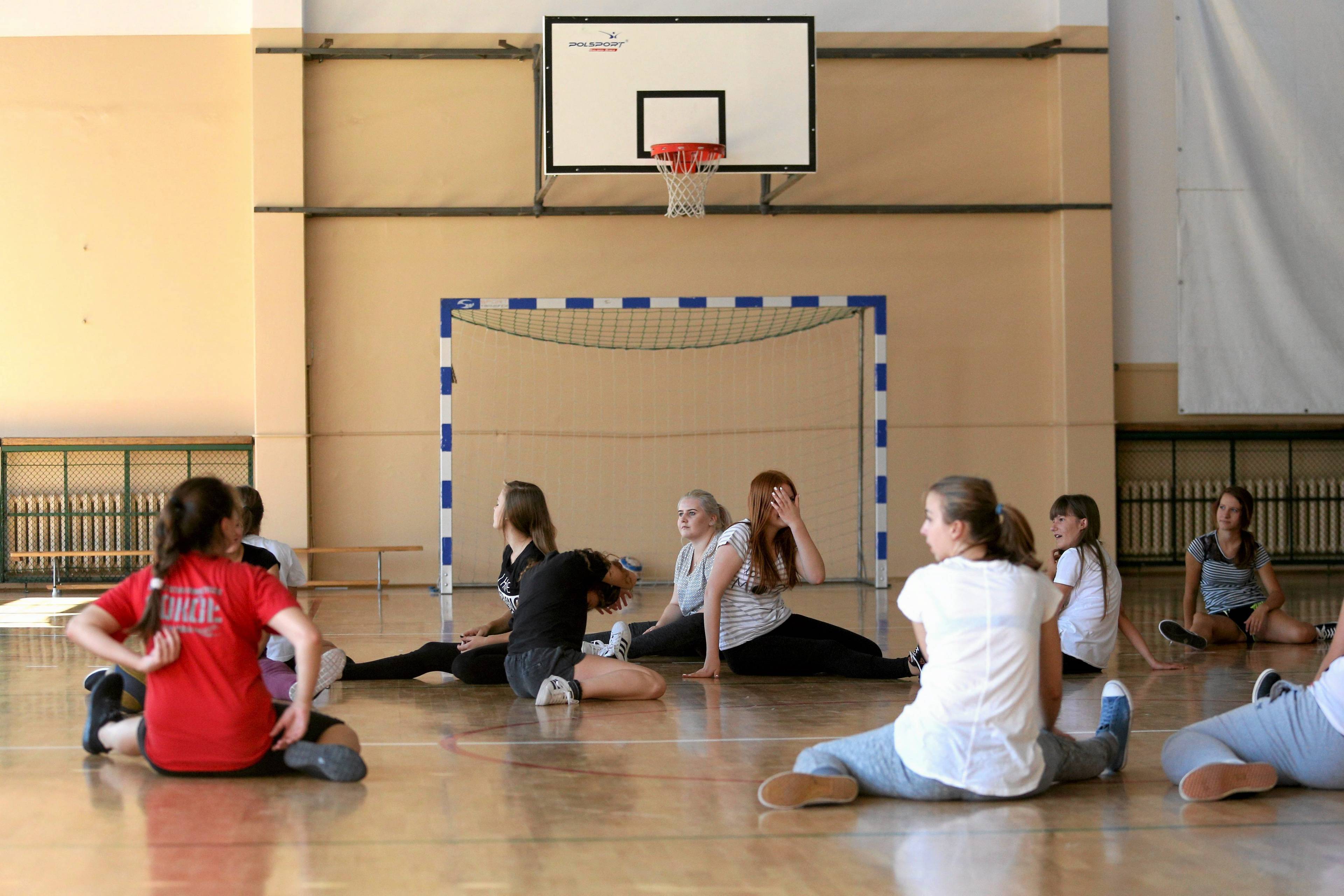 Na zdjęciu uczennice na sali gimnastycznej podczas lekcji WF