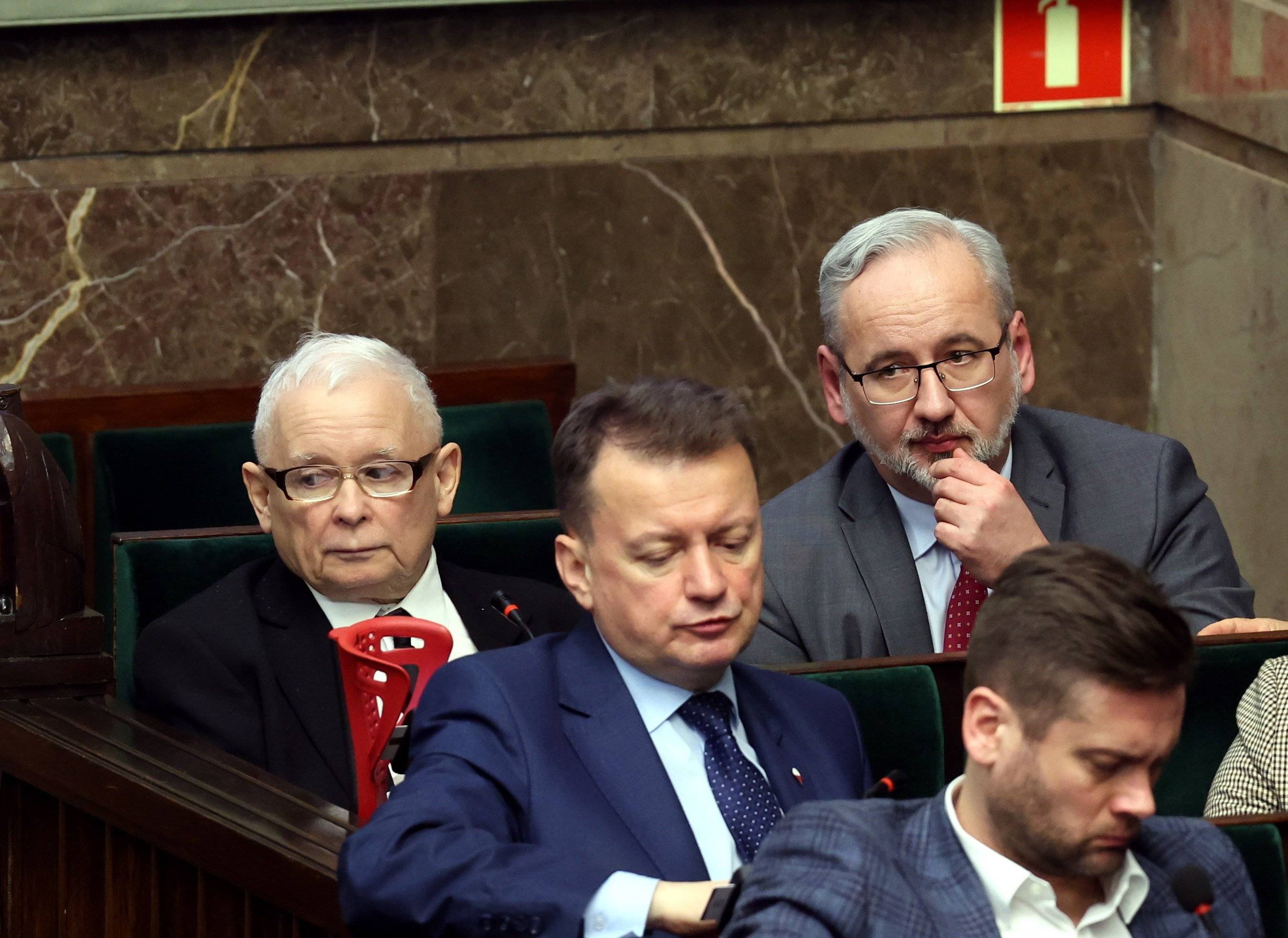Męzczyźni w ławach rządowych w Sejmie: Adam Niedzielski koło Jarosława Kaczyńskiego, przed nimi Mariusz Błaszczak