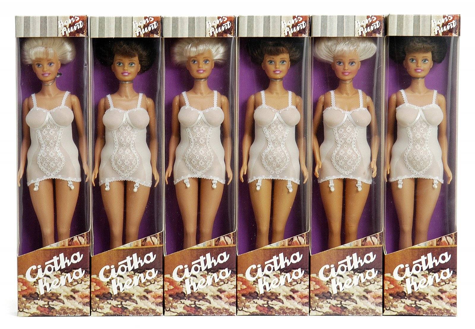 Pudełko z lalkami, wzorowanymi na Barbie z napisem „Ciotka Kena”