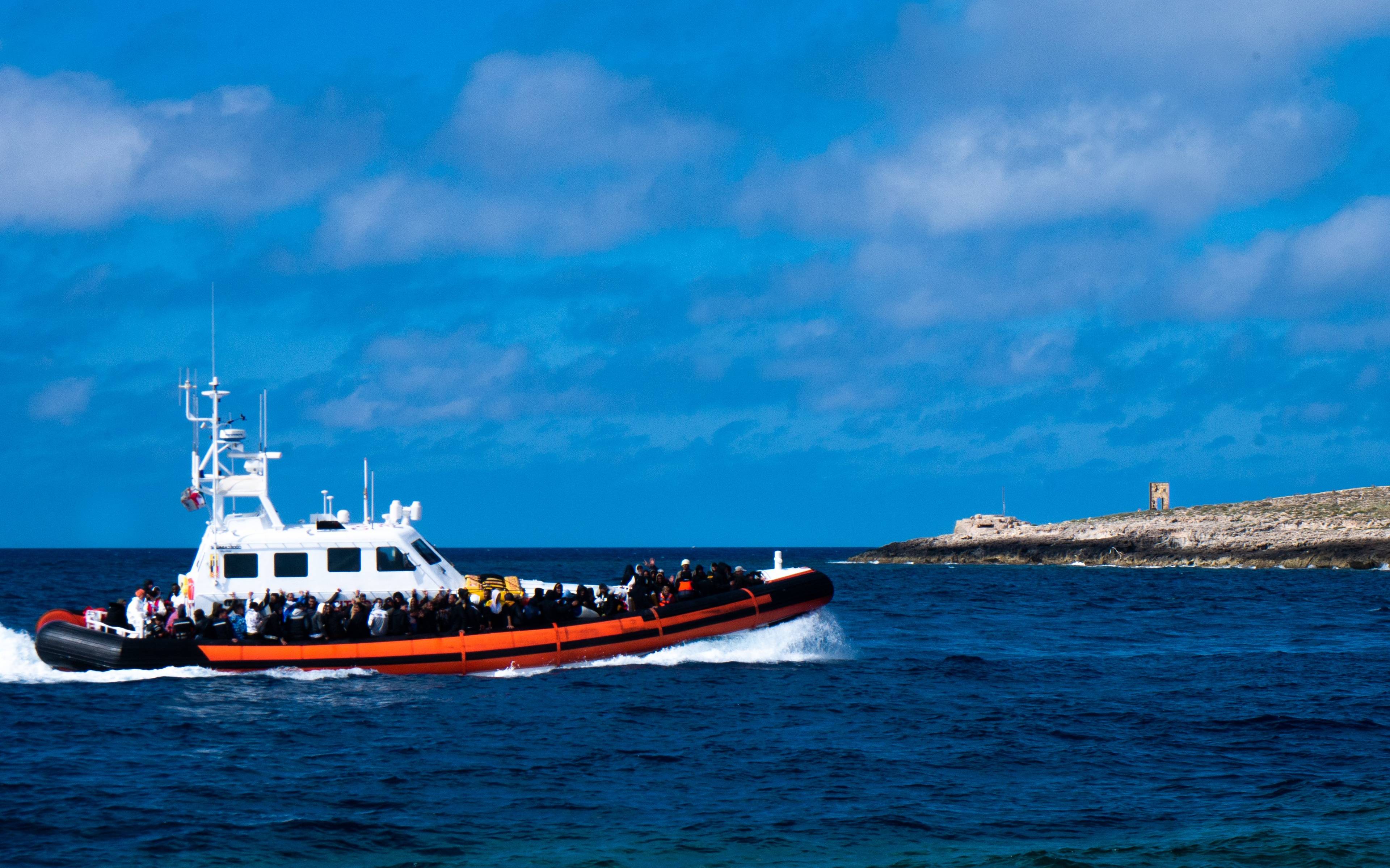 Łódź z uchodźcami płynie w kierunku wyspy