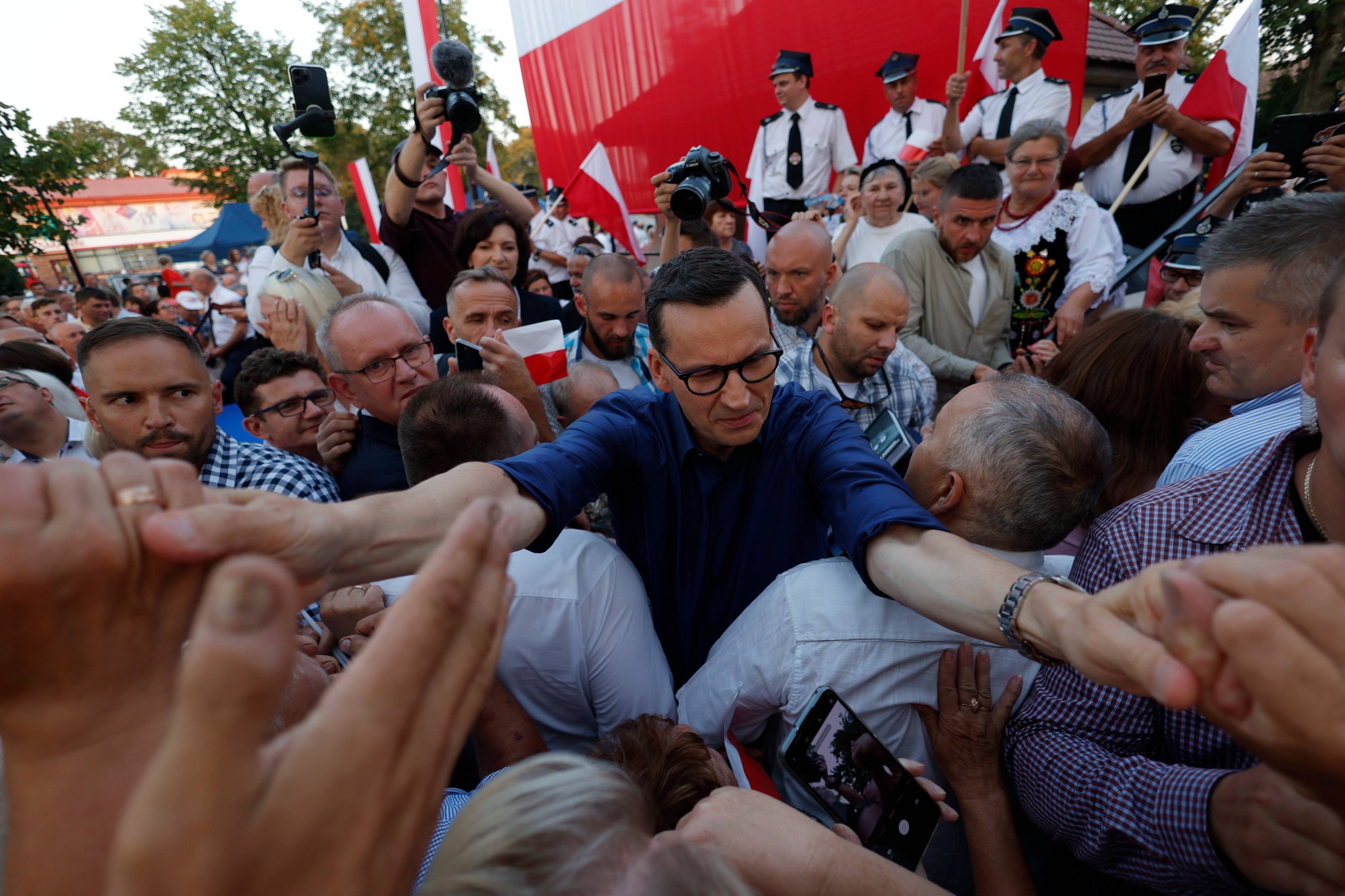 Premier Mateusz Morawiecki ściska ręce zwolenników na wiecu wyborczym