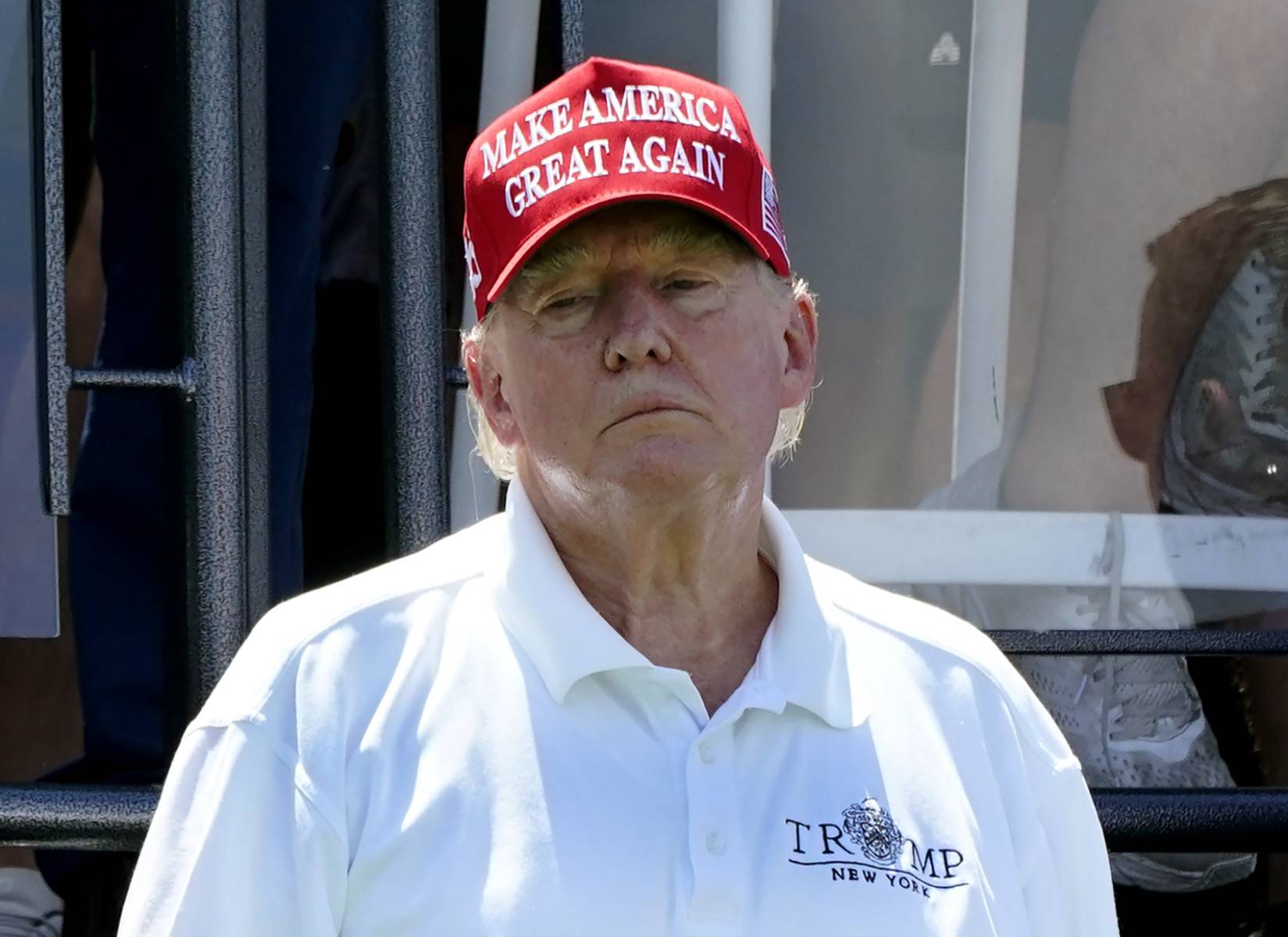Mężczyzna, Donald Trump, w czerwonej czapce z napisem Make America Great Again
