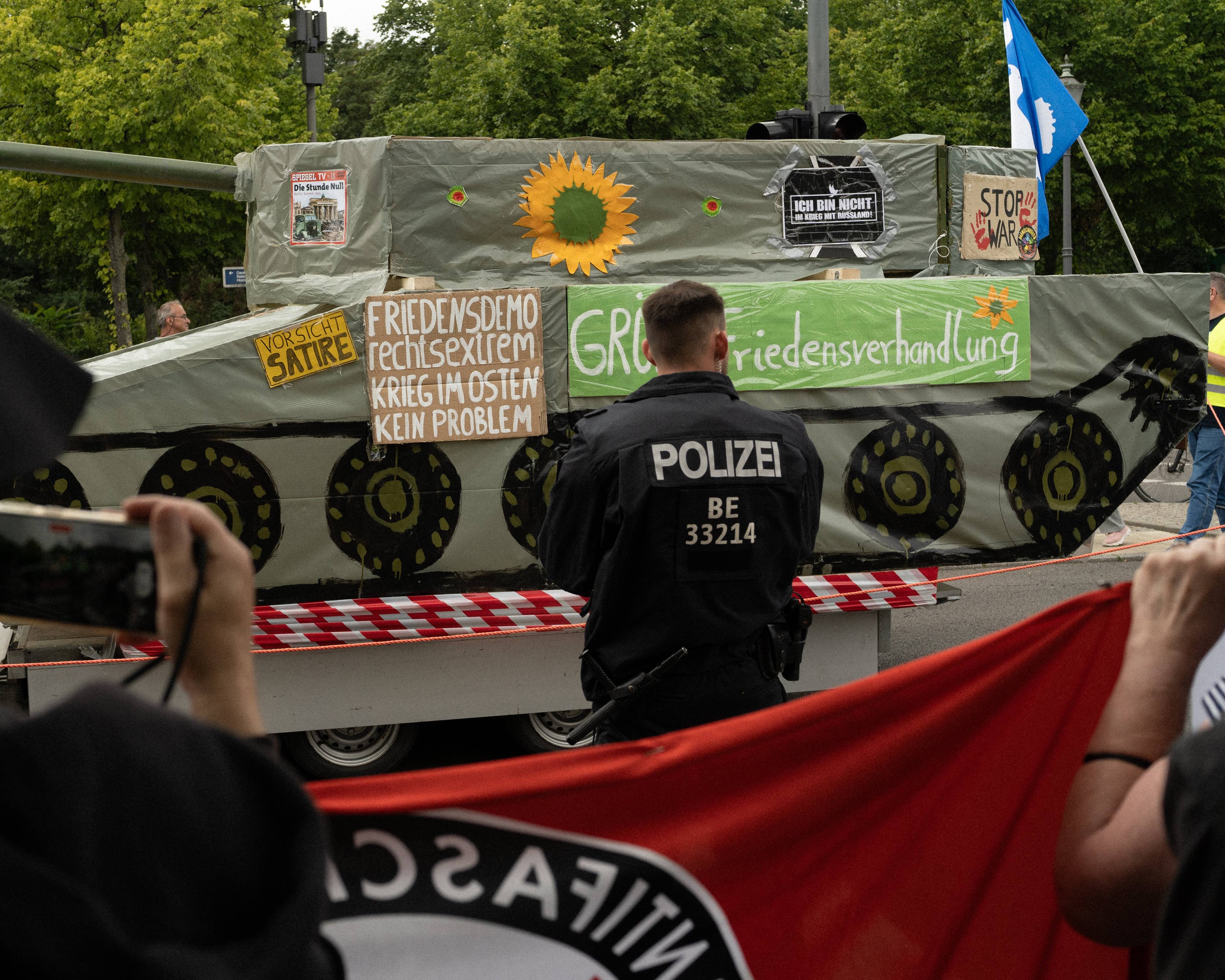makieta czołgu wieziona przez demonstrantów