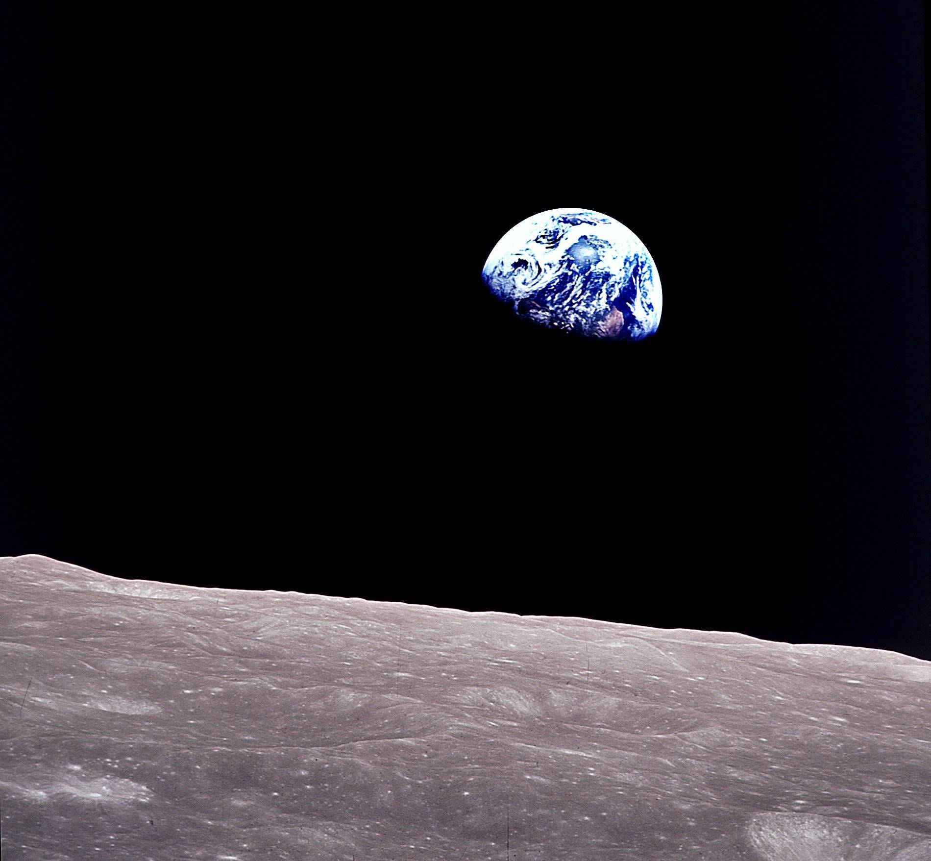 Błękitna planeta (Ziemia) nad szarą powierzchnią Księżyca (słynna fotografia Ziemi zrobiona przez załogę statku Apollo 8 w 1968 r.)