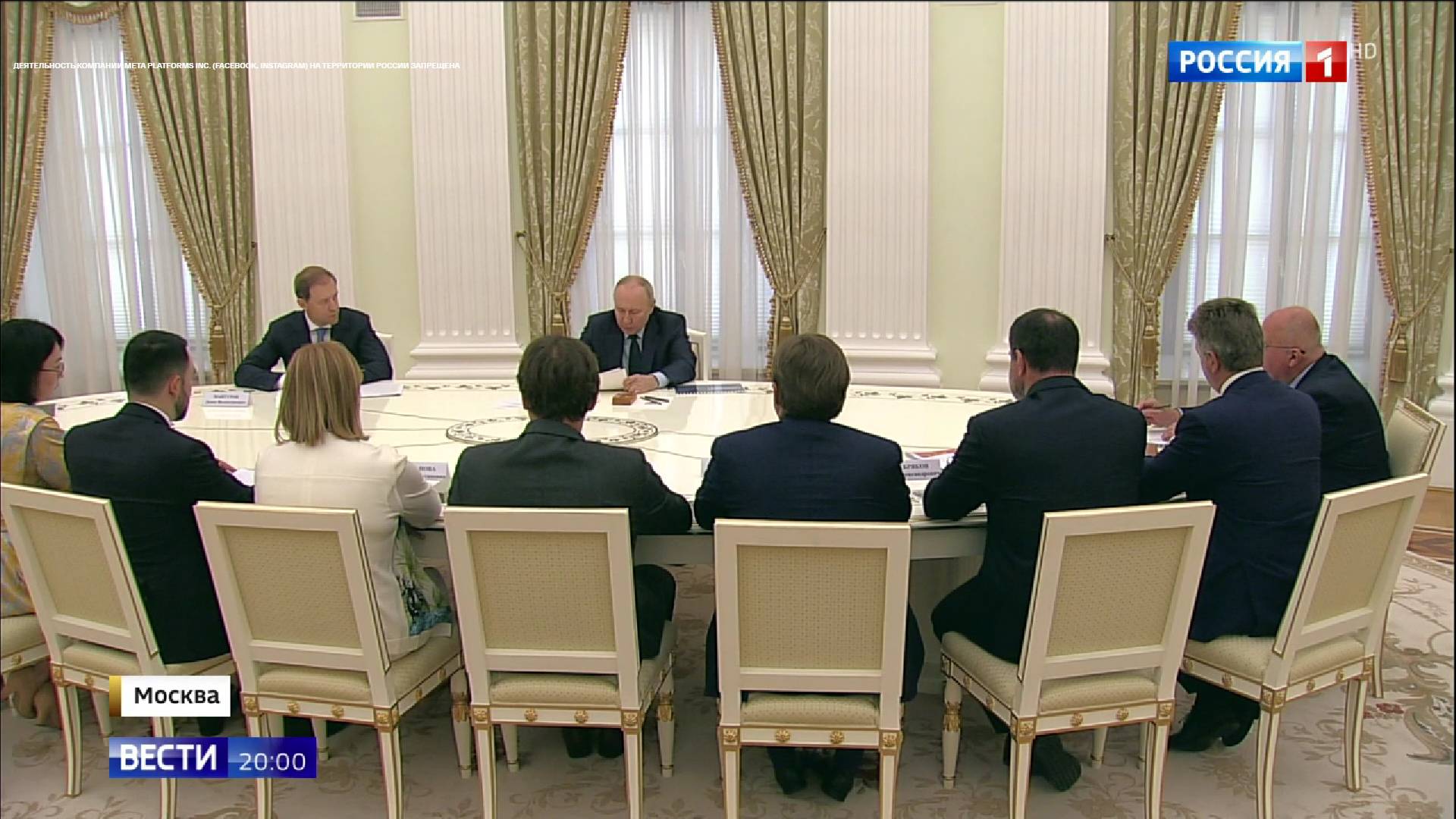 Putin przy owalnym stole - naprzeciwko niego siedzi rząd urzędników