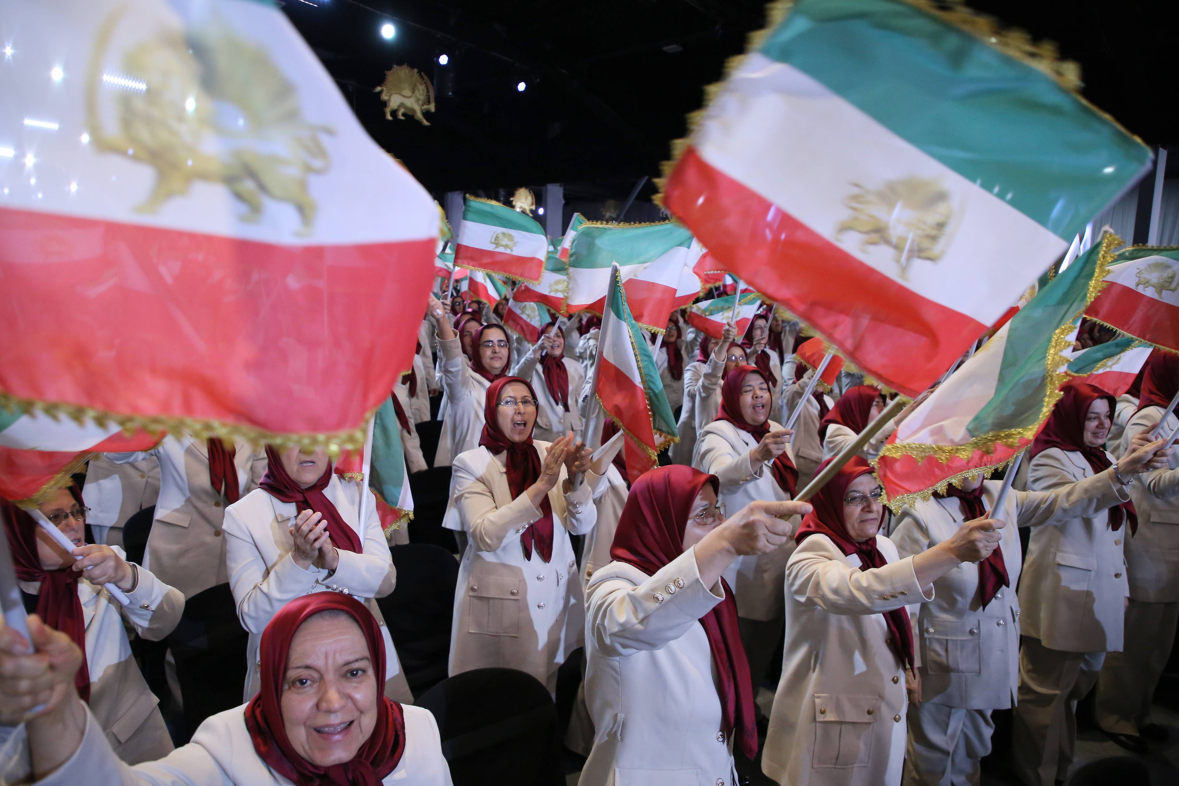 Grupa kobiet z flagami Iranu