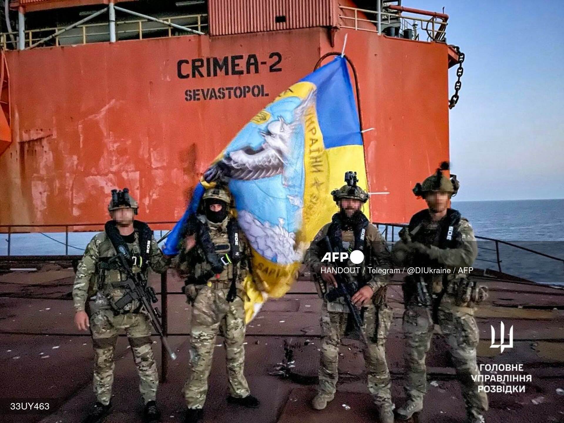 czterech komandosów z ukraińską flagą, w tle platforma wiertnicza z napisem Crimea 2 Sevastopol