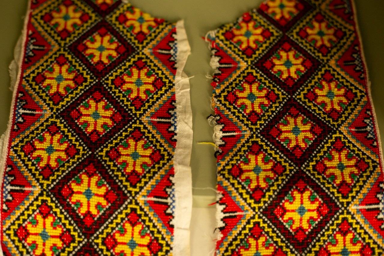 fragment haftowanej ukraińskiej koszuli