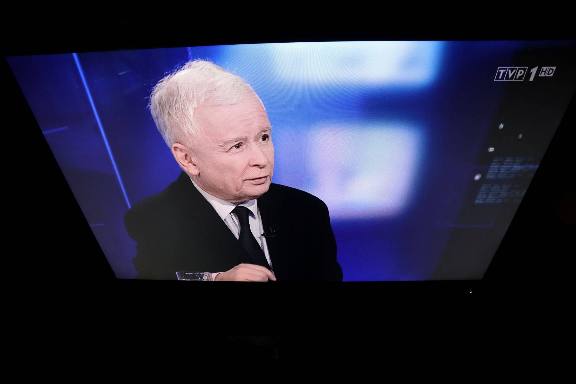Głowa kaczyńskiego na ekranie telewizora