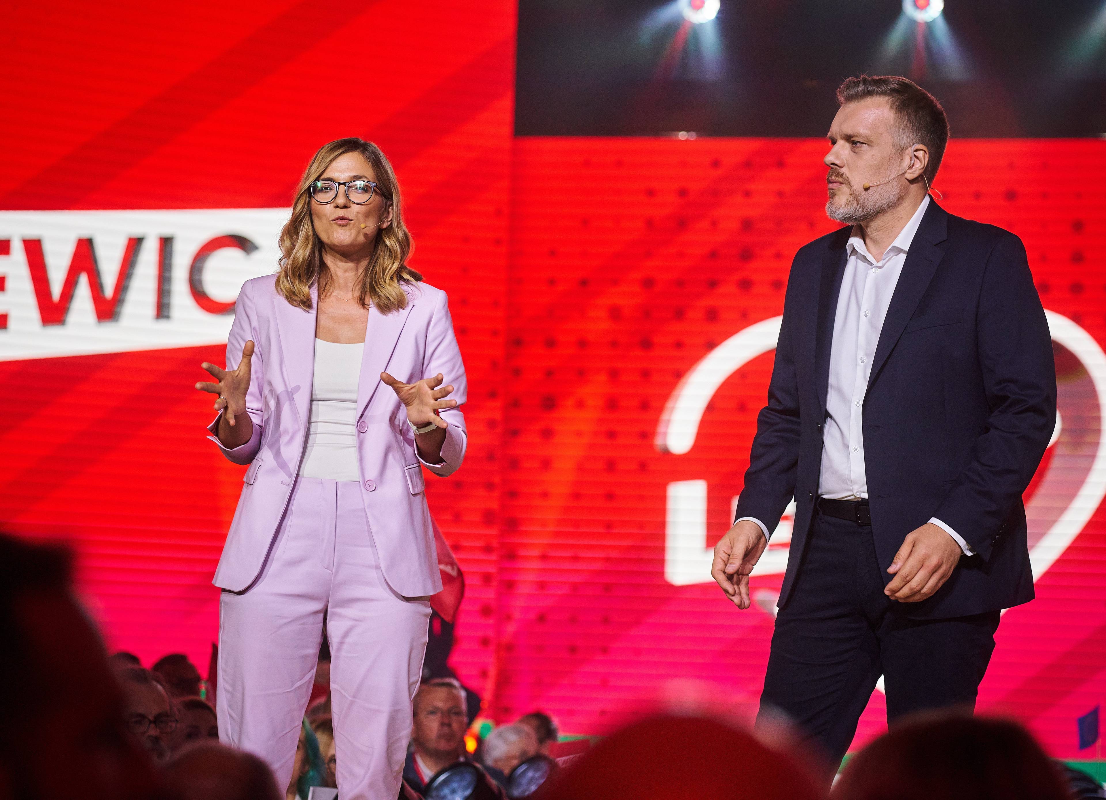 Na scenie napis Lewica na czerwonym tle, przed nim Magdalena Biejat i Adrian Zandberg