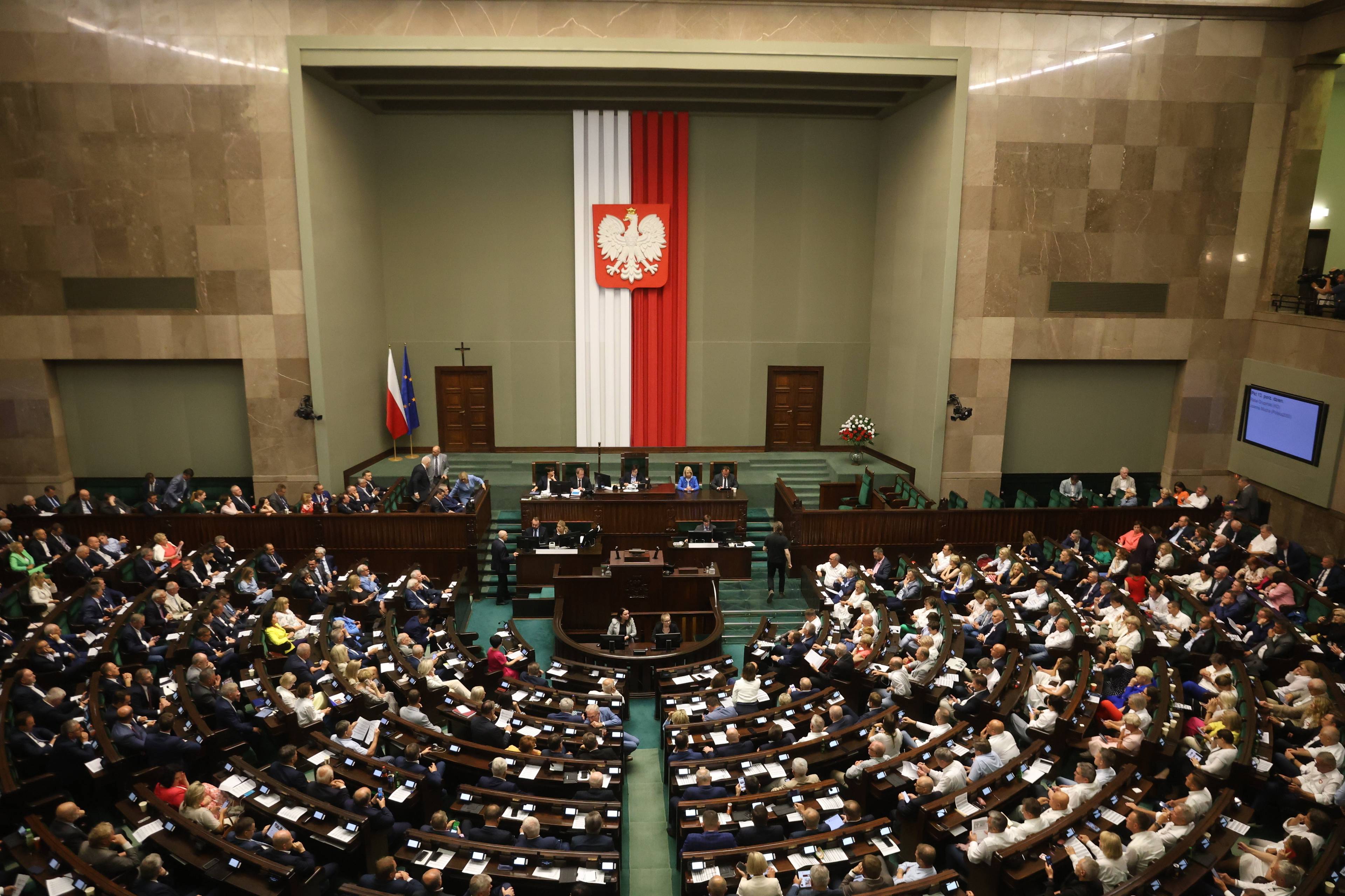 Widok obradującego Sejmu - cała sala plenarna wypełniona posłami i posłankami
